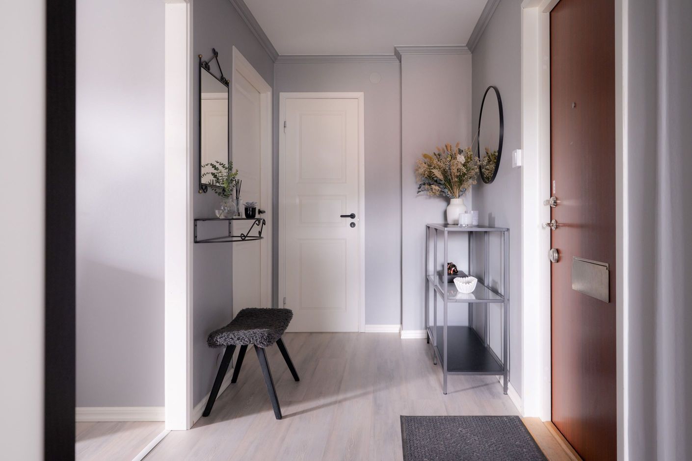 Välkomnande hall med plats för avhängning.