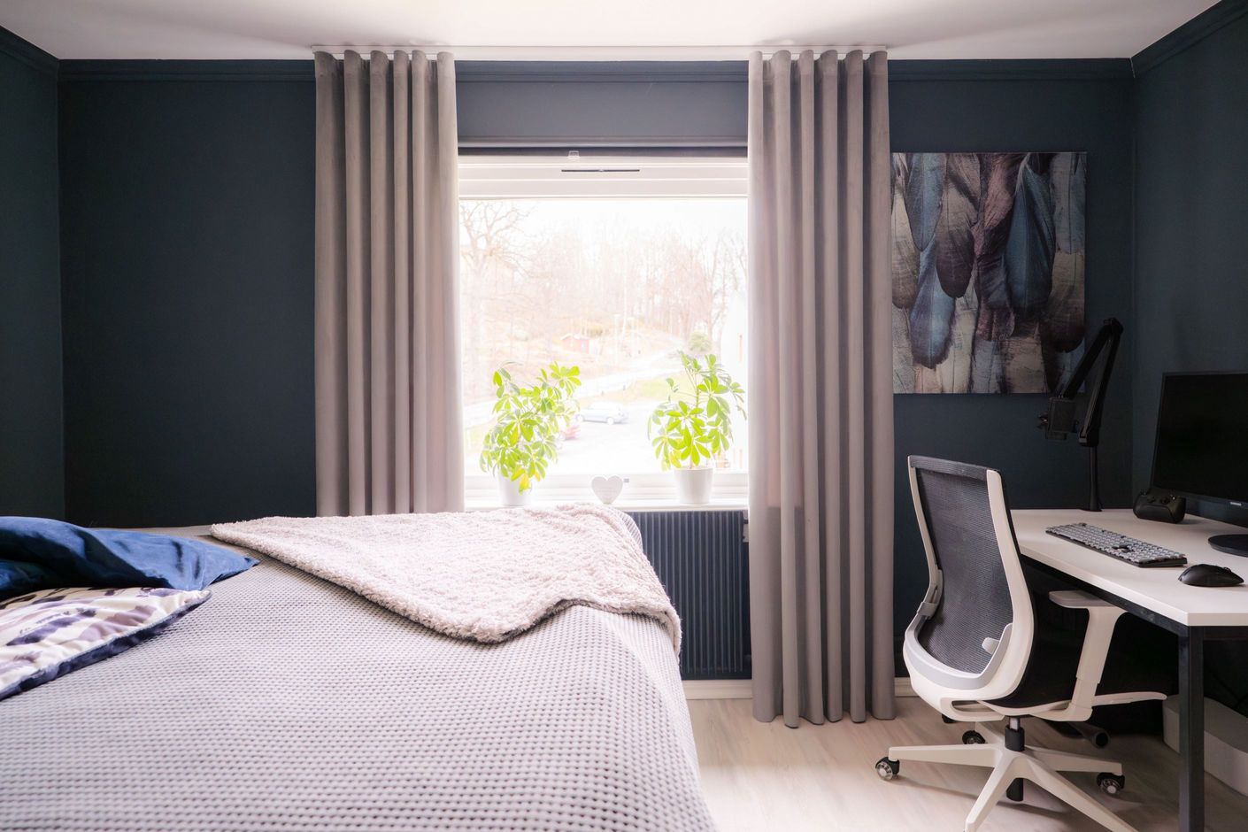 Stort sovrum med plats för skrivbord.