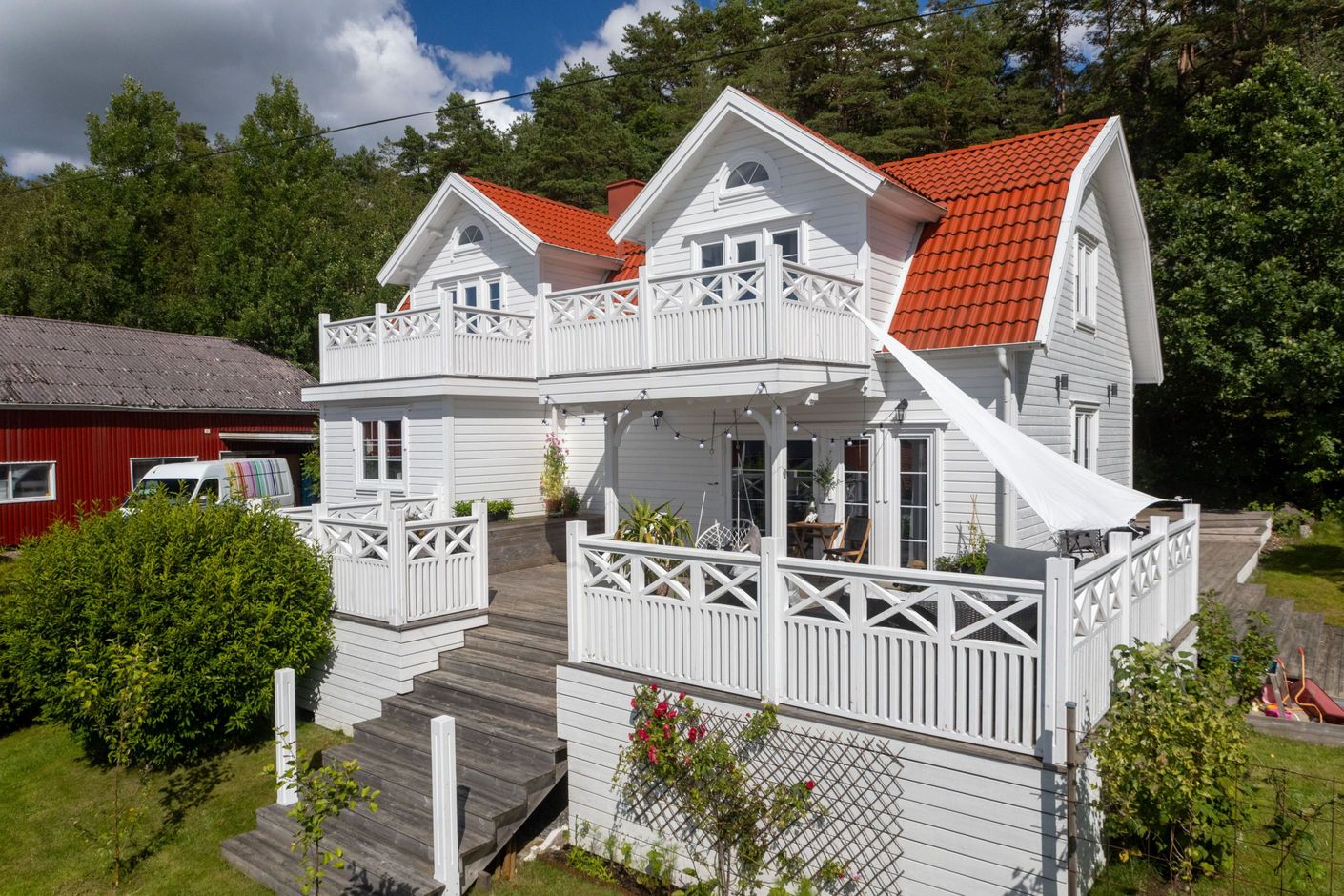 Vackert tillbyggt hus med stor altan i sydvästligt läge.