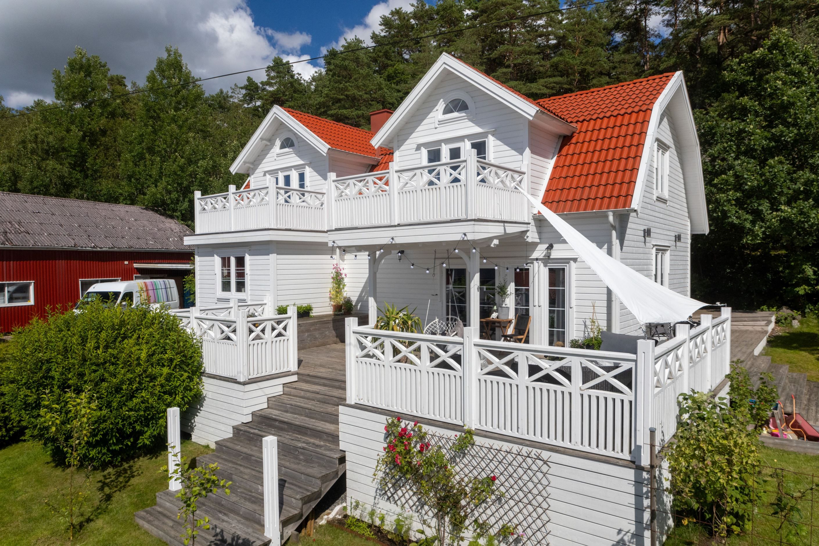 Vackert tillbyggt hus med stor altan i sydvästligt läge.