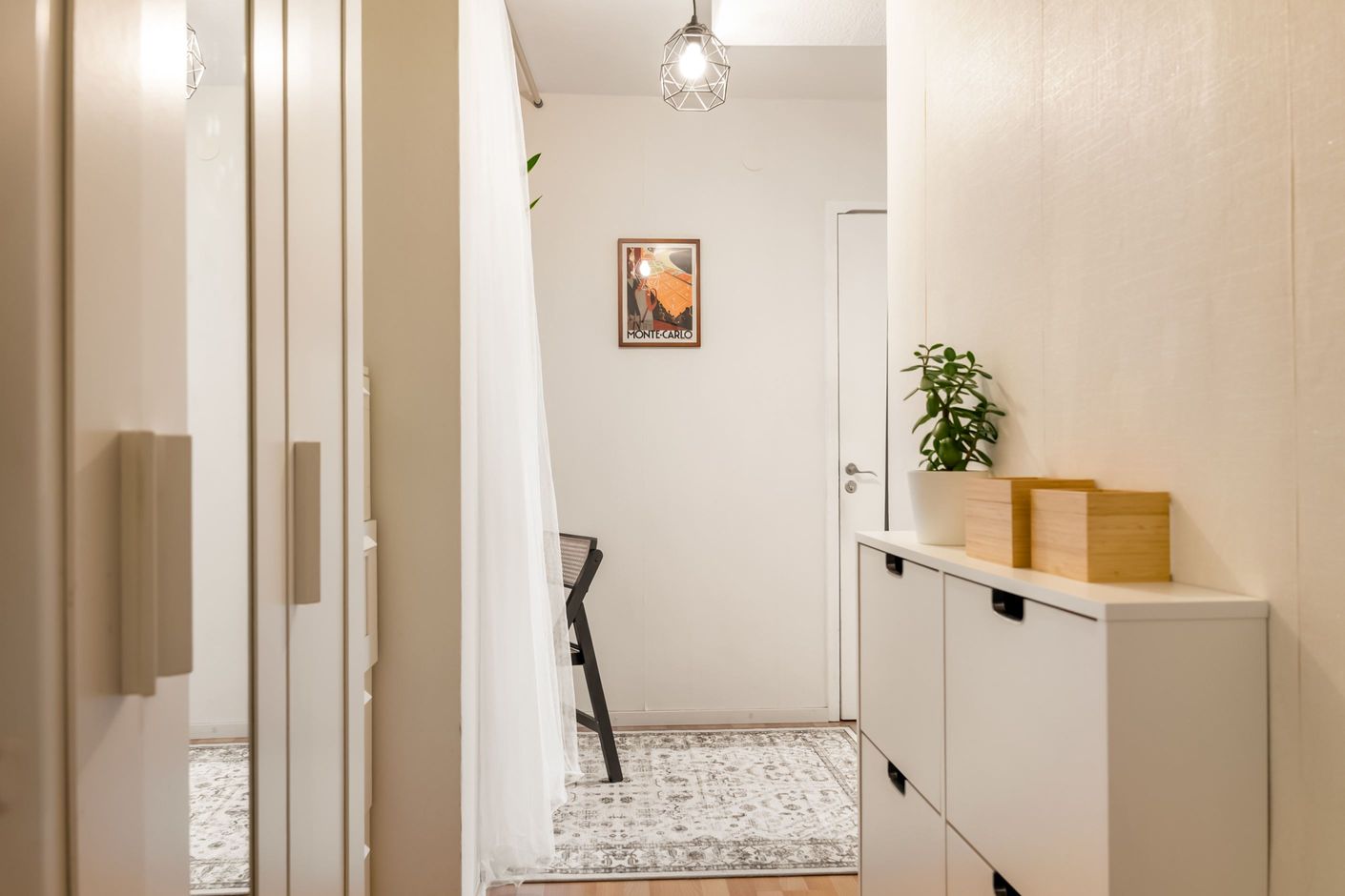 Välkomnande hall med gott om förvaringsmöjligheter.