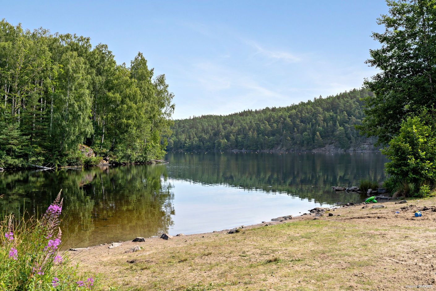 Ryrsjön ligger endast ett stenkast från stugan