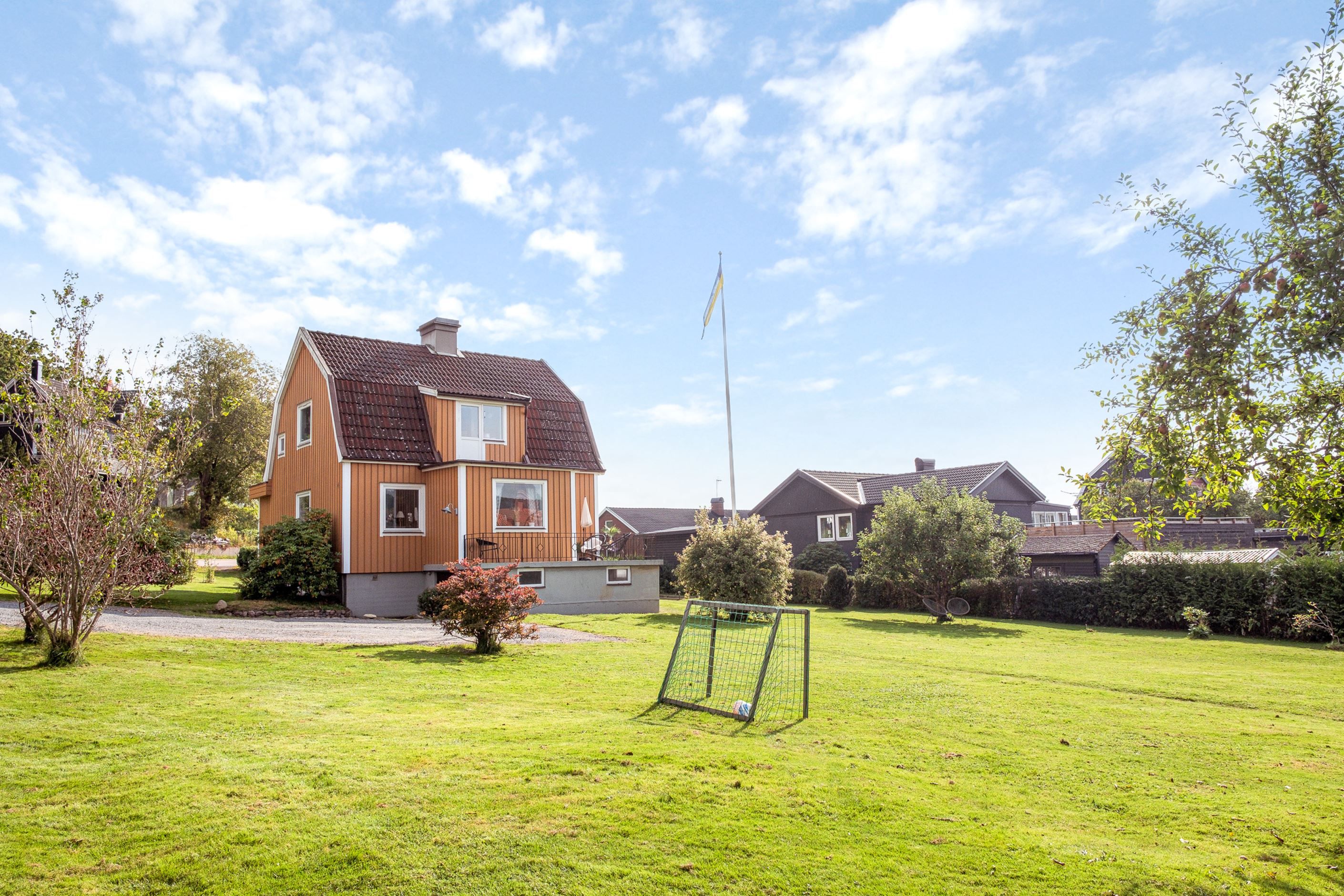 Stor trädgård med plats för lek och stoj.