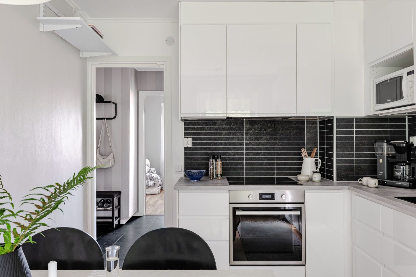 Stilfullt och fint kök med plats för matbord