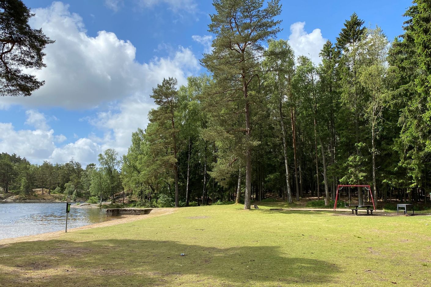 Stor gräsyta för spring och lek