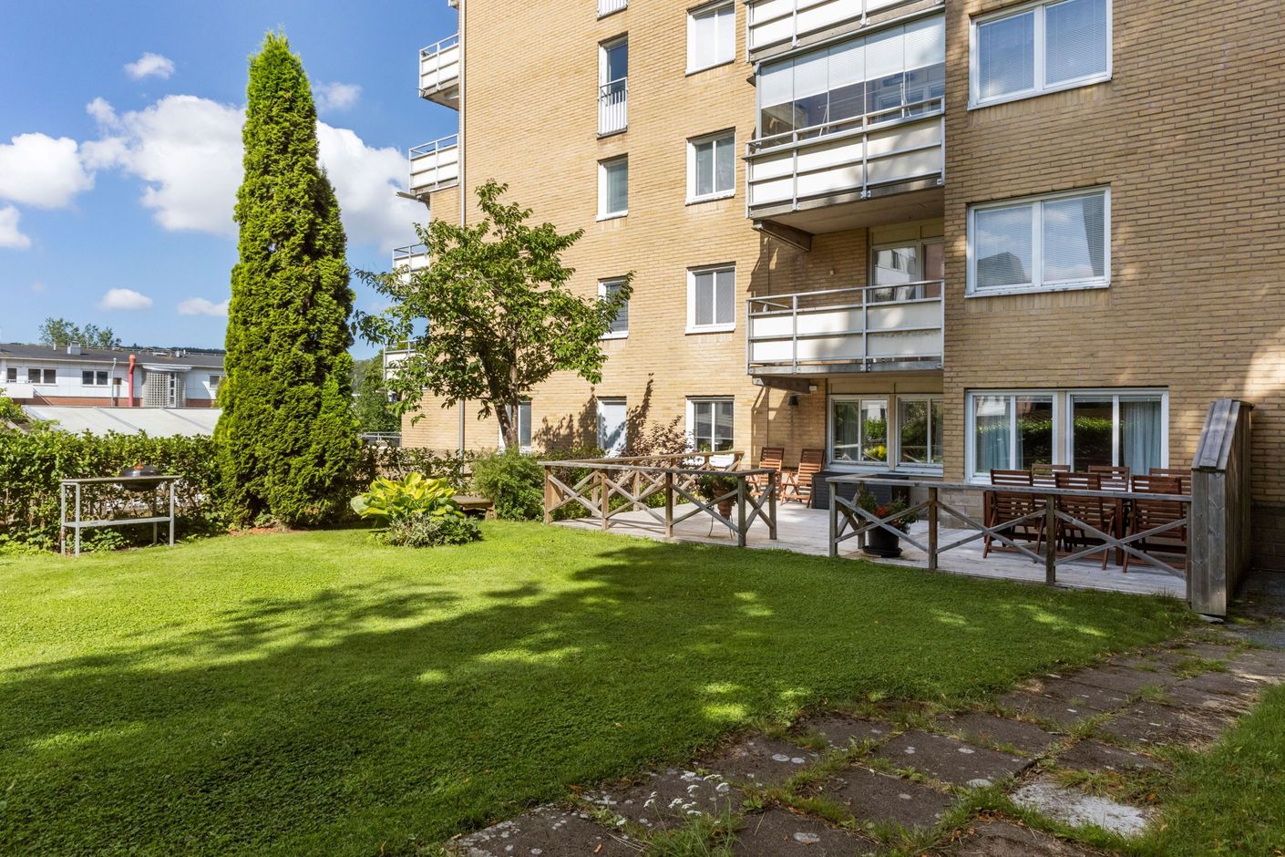 Trevlig gemensam uteplats och gräsmatta som inbjuder till Bouleturenering.