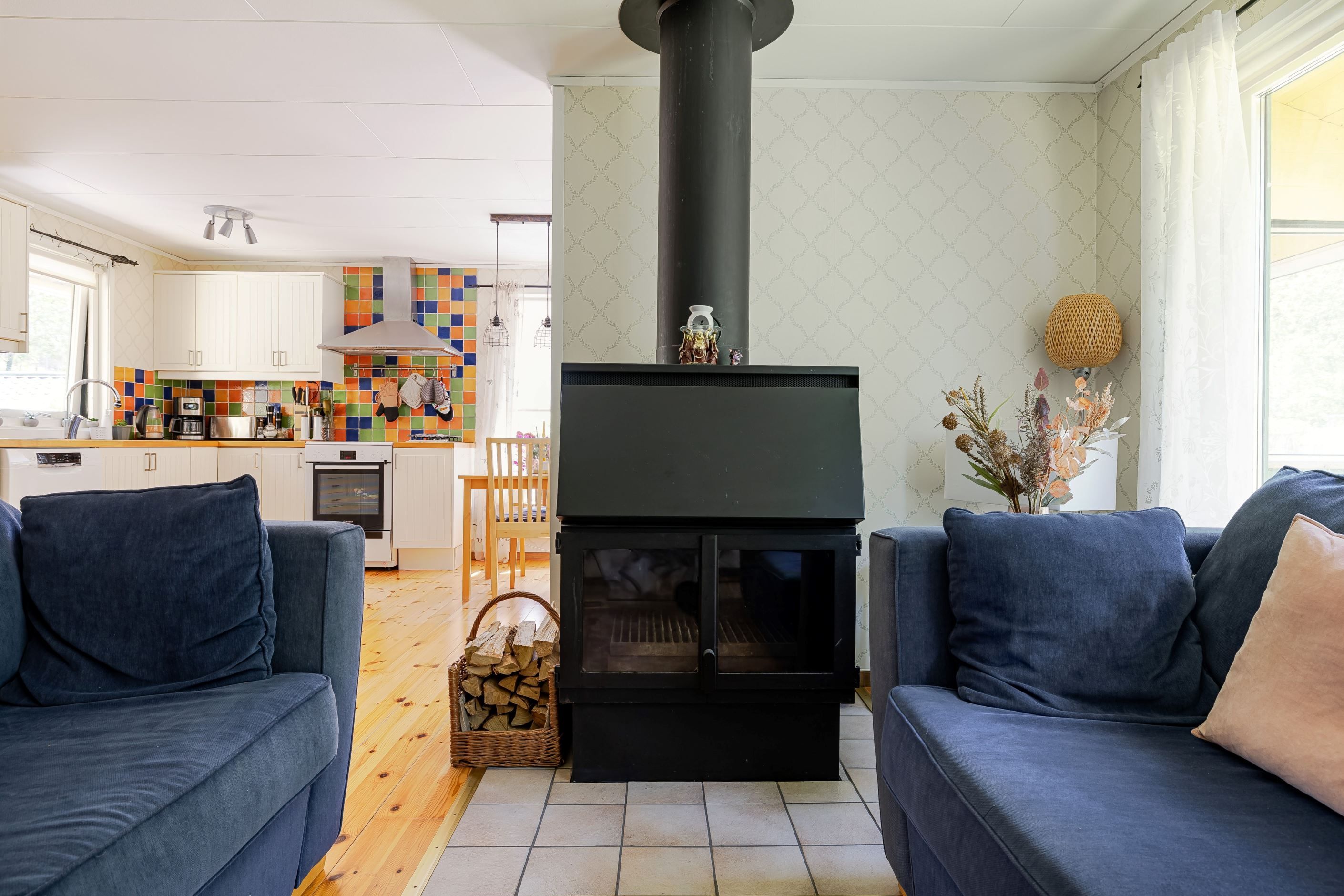 Vardagsrum med värmande och stämningshöjdande kamin.