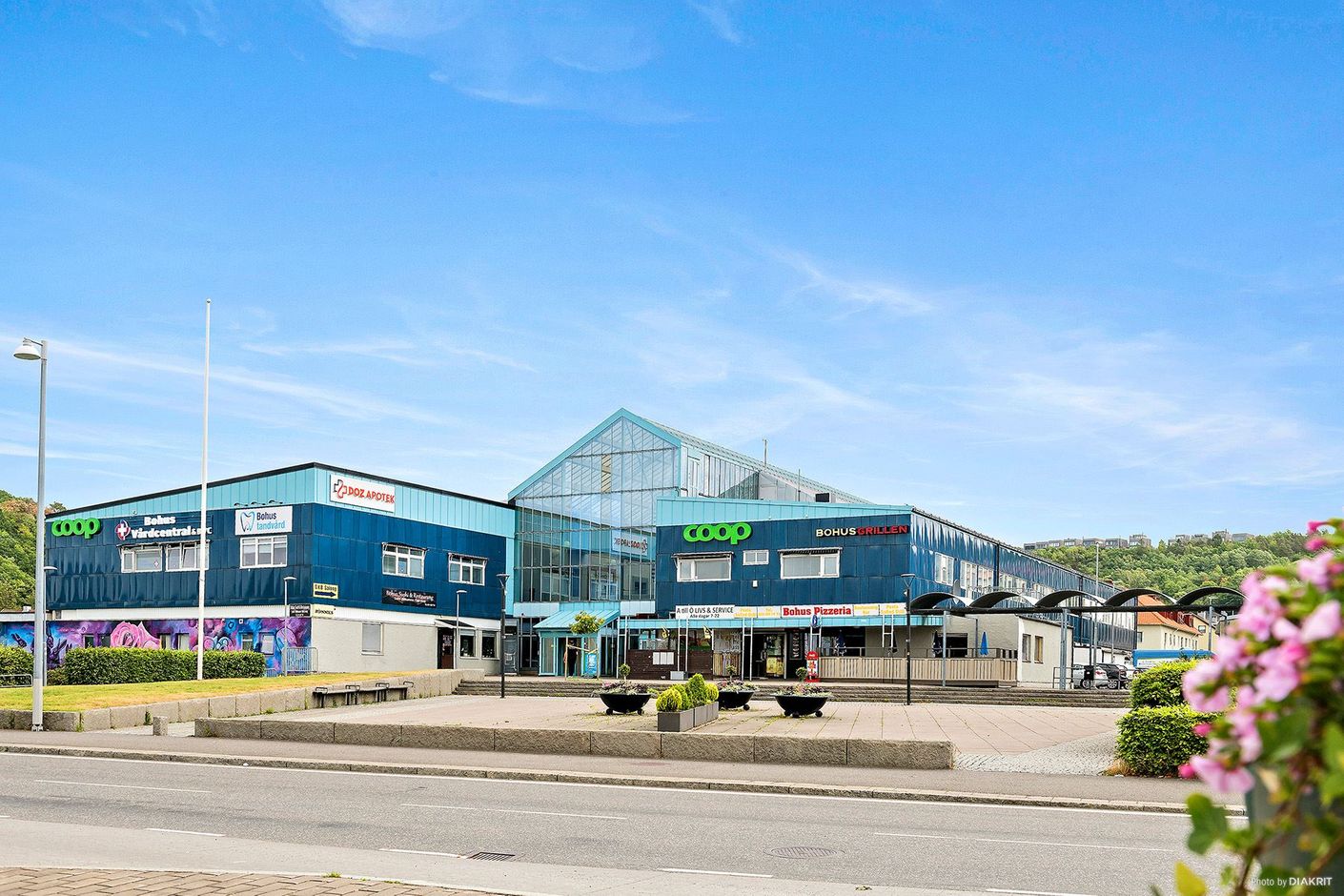 Bohus Centrum med vårdcentral, matbutiker och mycket mer.