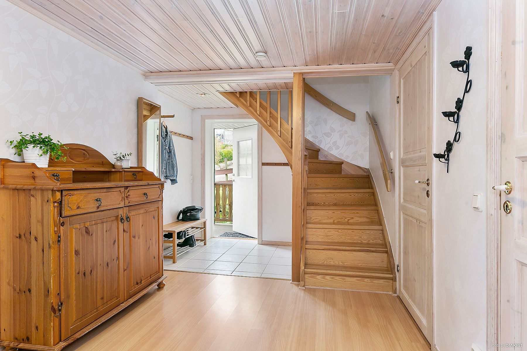 Välkomna in i ljus och rymlig hall.
