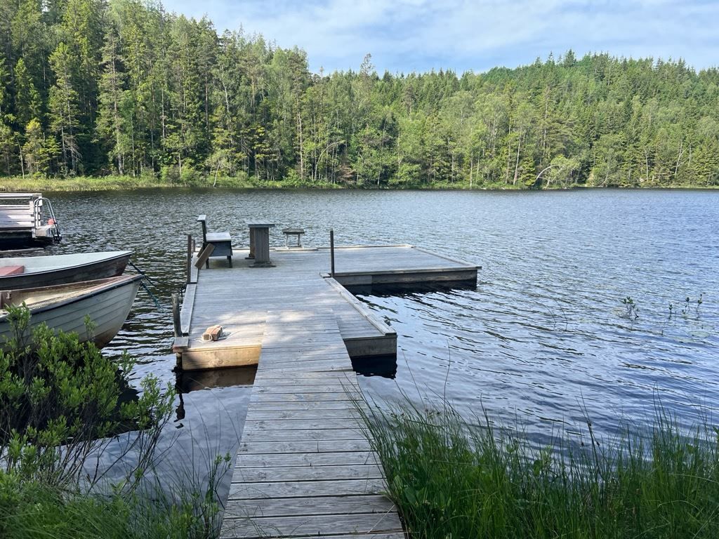 Säljarens egna bild Västersjön med badbrygga.
