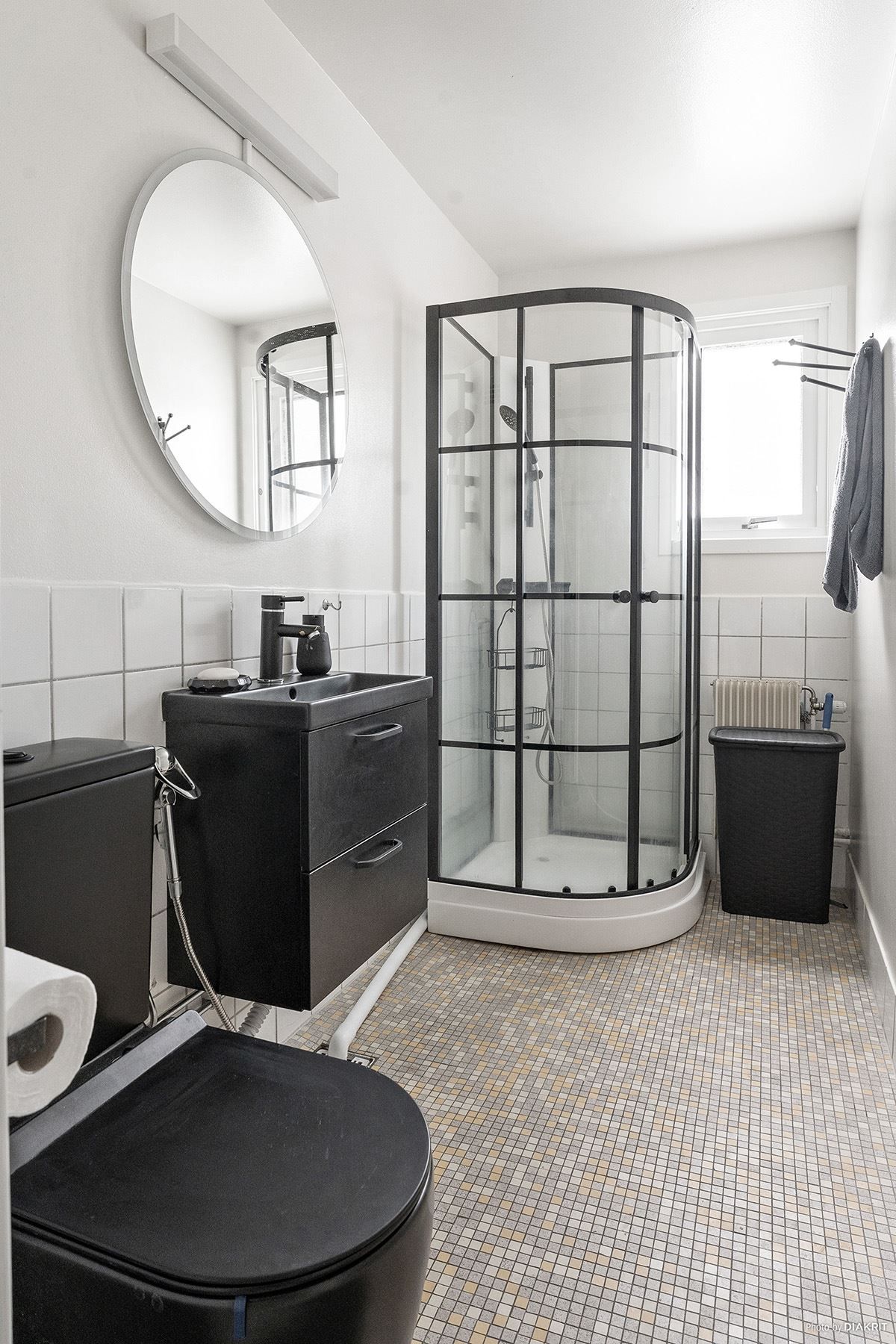 Det fräscha badrummet har fönster som ger naturligt ljusinsläpp.