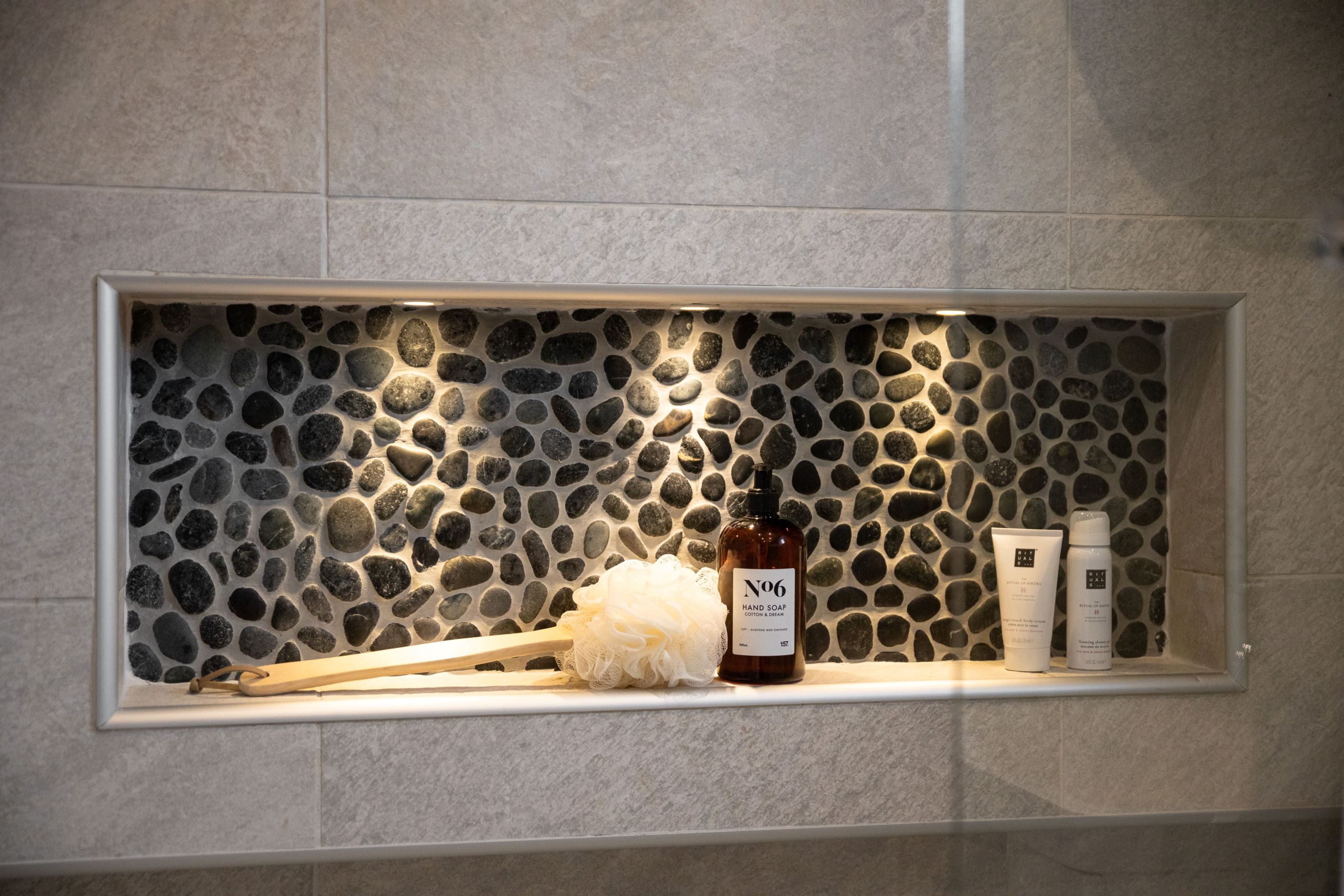 Snygga detaljer i badrum övre plan.