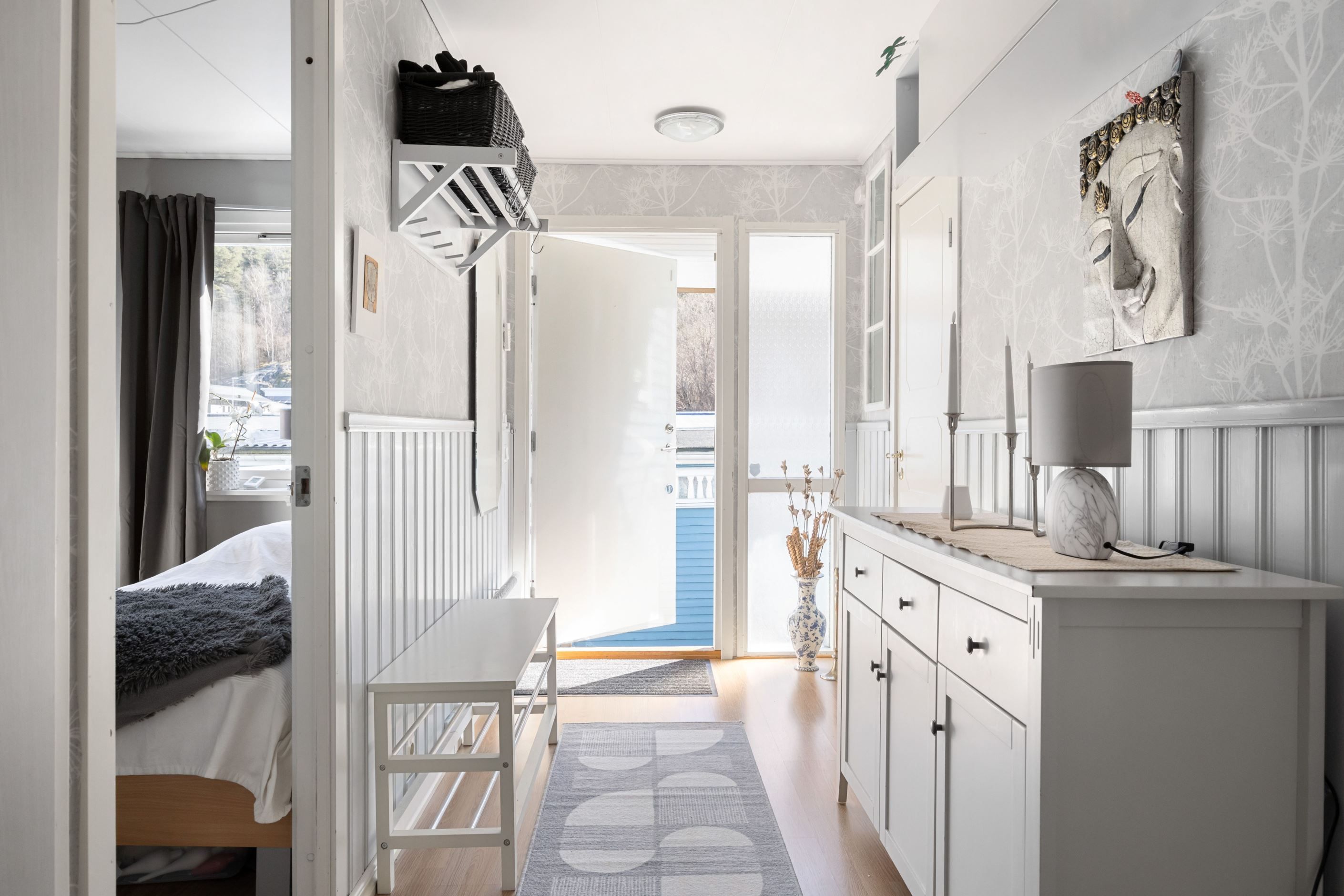 Välkomnande hall med plats för avhängning.