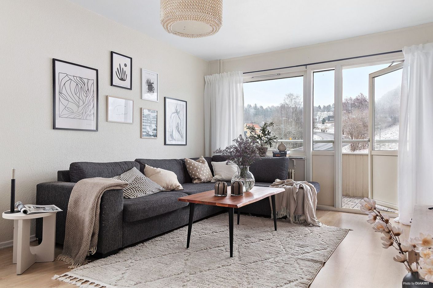 Ljust och fint vardagsrum med utgång till balkong.