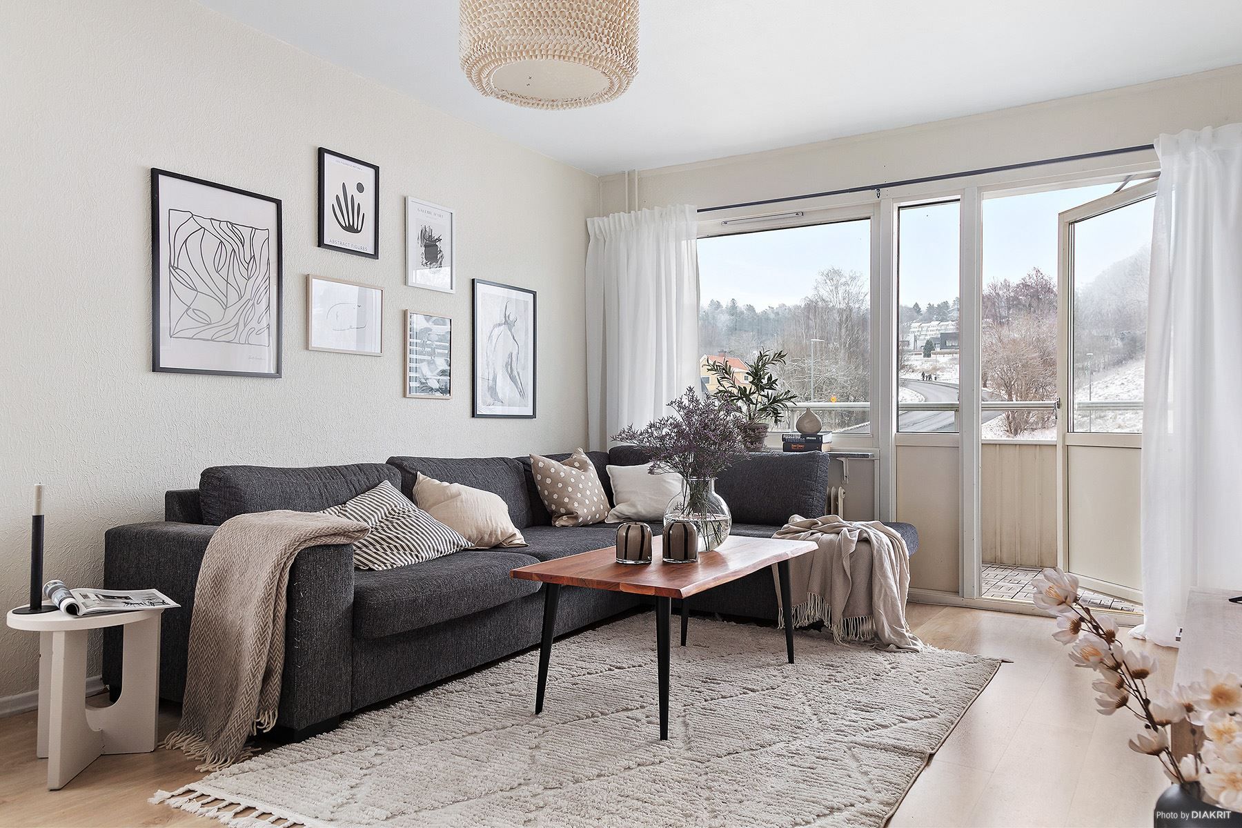 Ljust och fint vardagsrum med utgång till balkong.