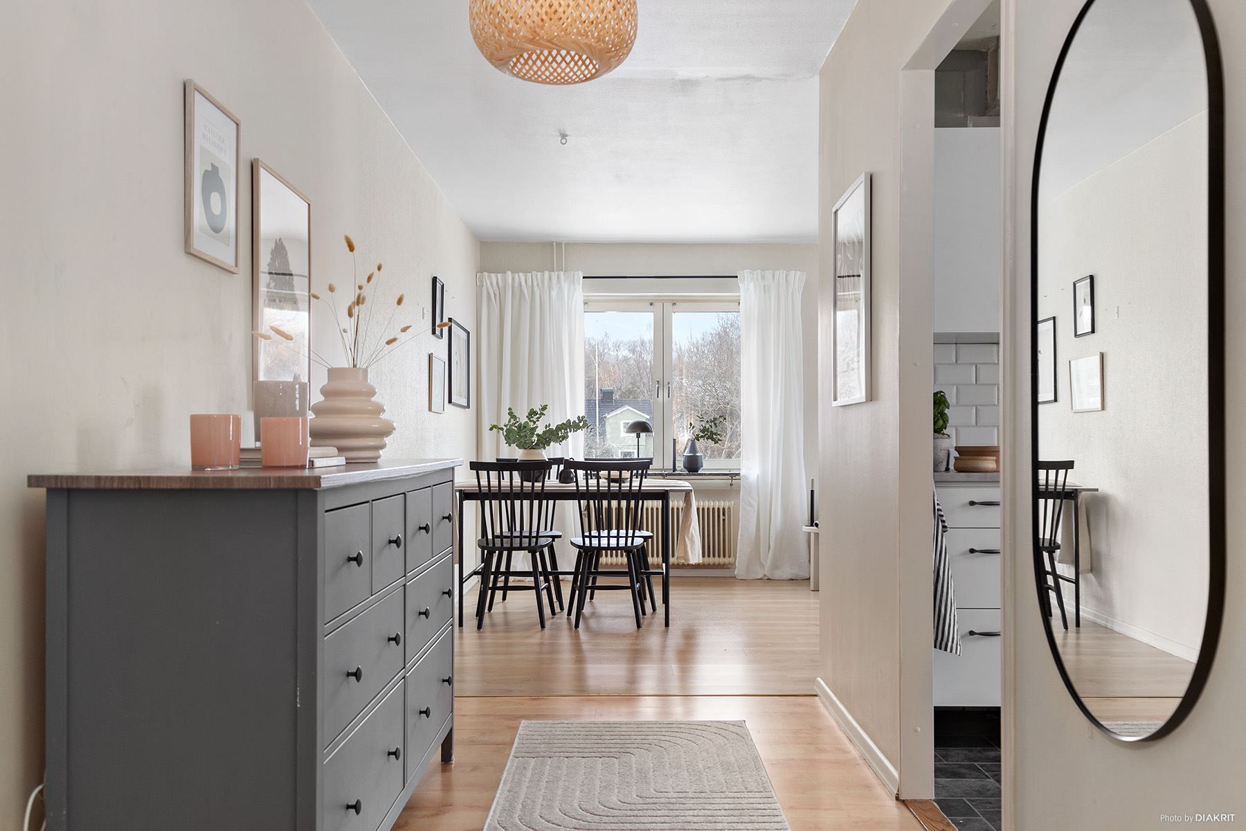 Generöst tilltagen hall.