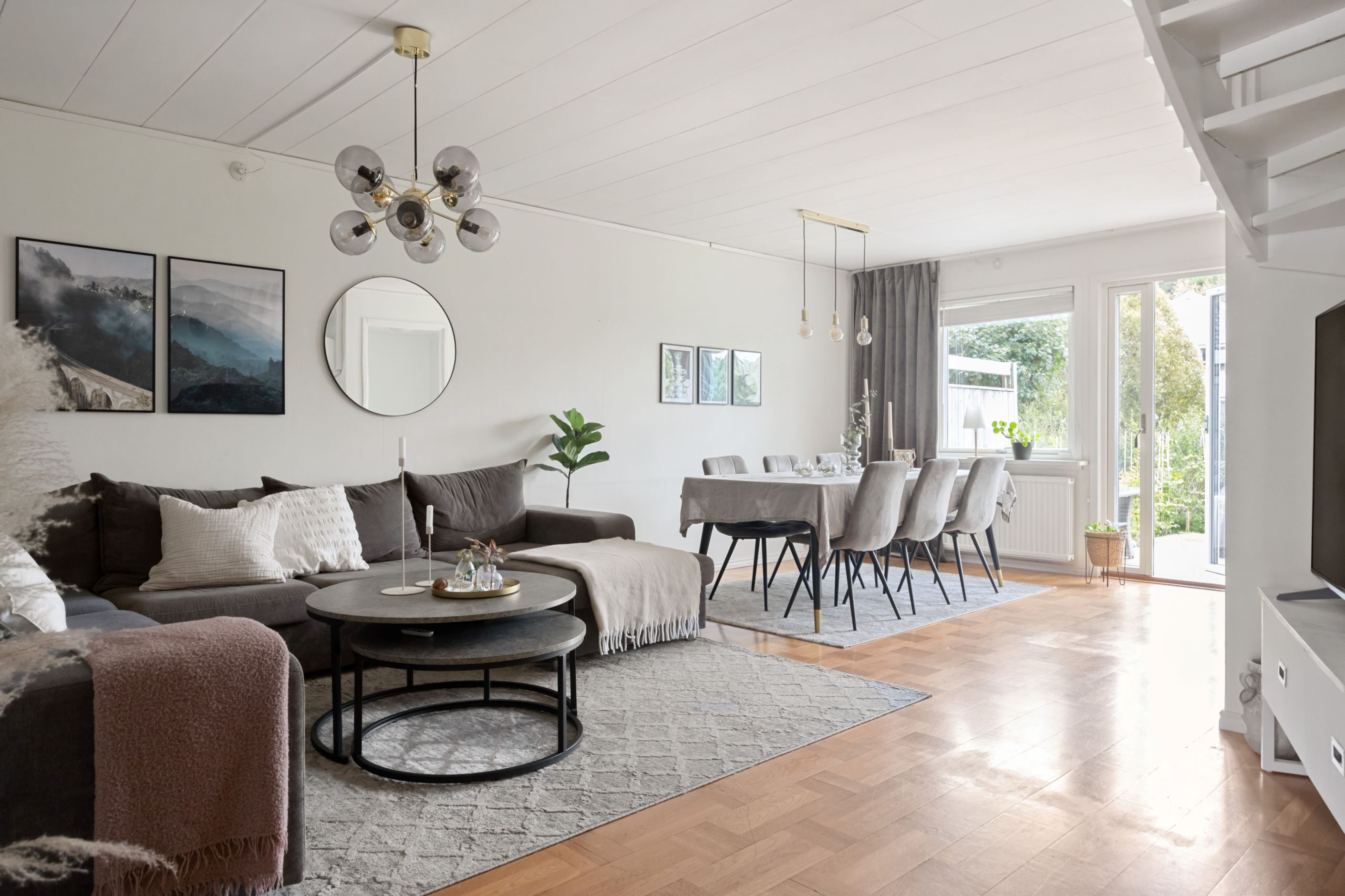 Generöst tilltaget vardagsrum, plats för den större soffgruppen och matsalsbord.