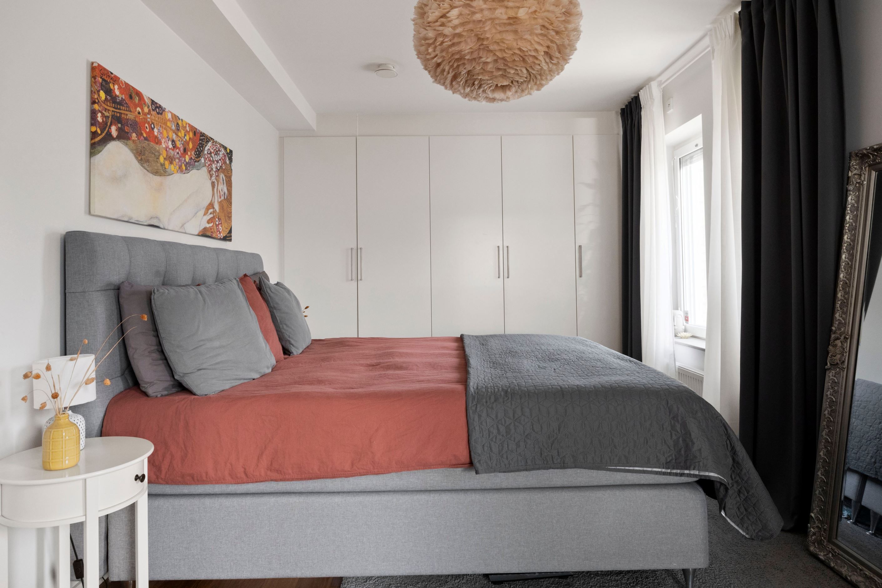 Master bedroom med hel garderobsvägg.