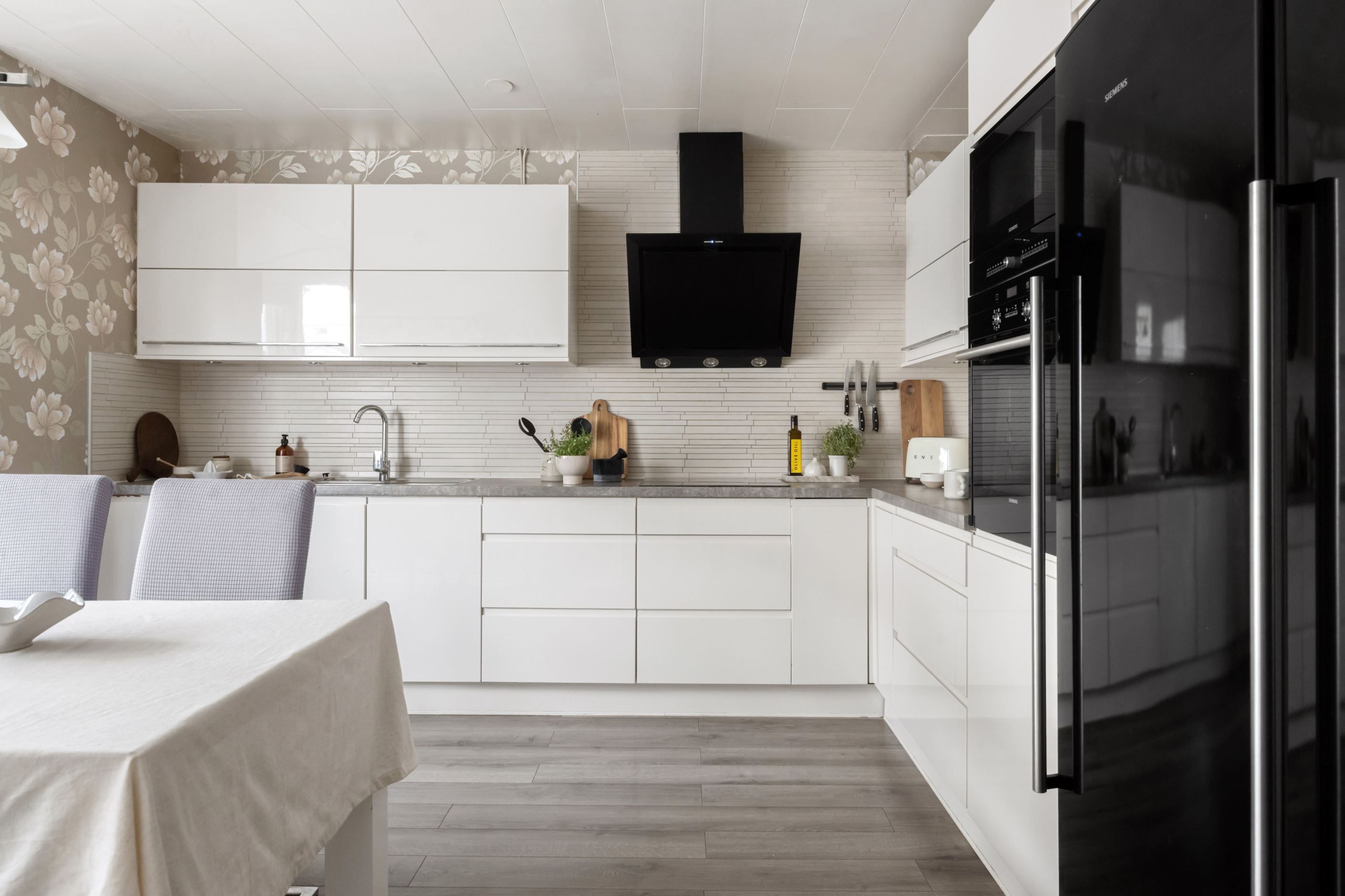 Trevligt kök med gott om förvaring- och arbetsyta.