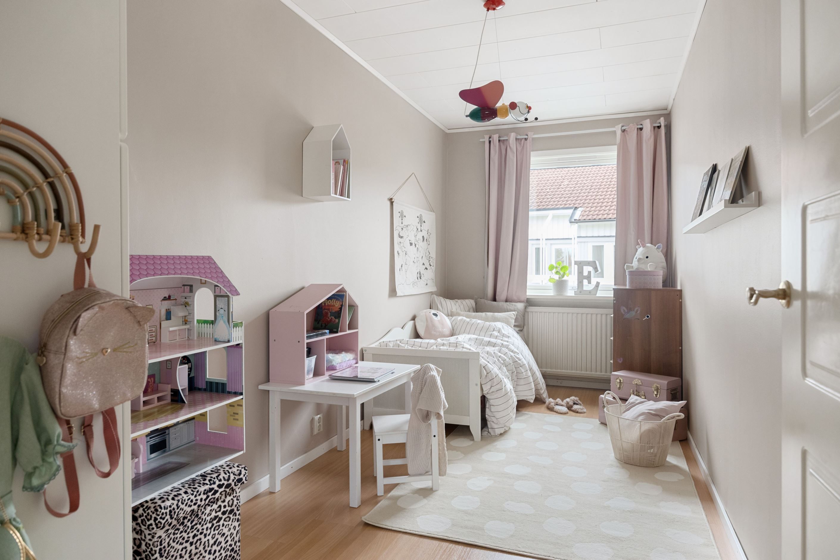 Sovrum 3 övre plan.