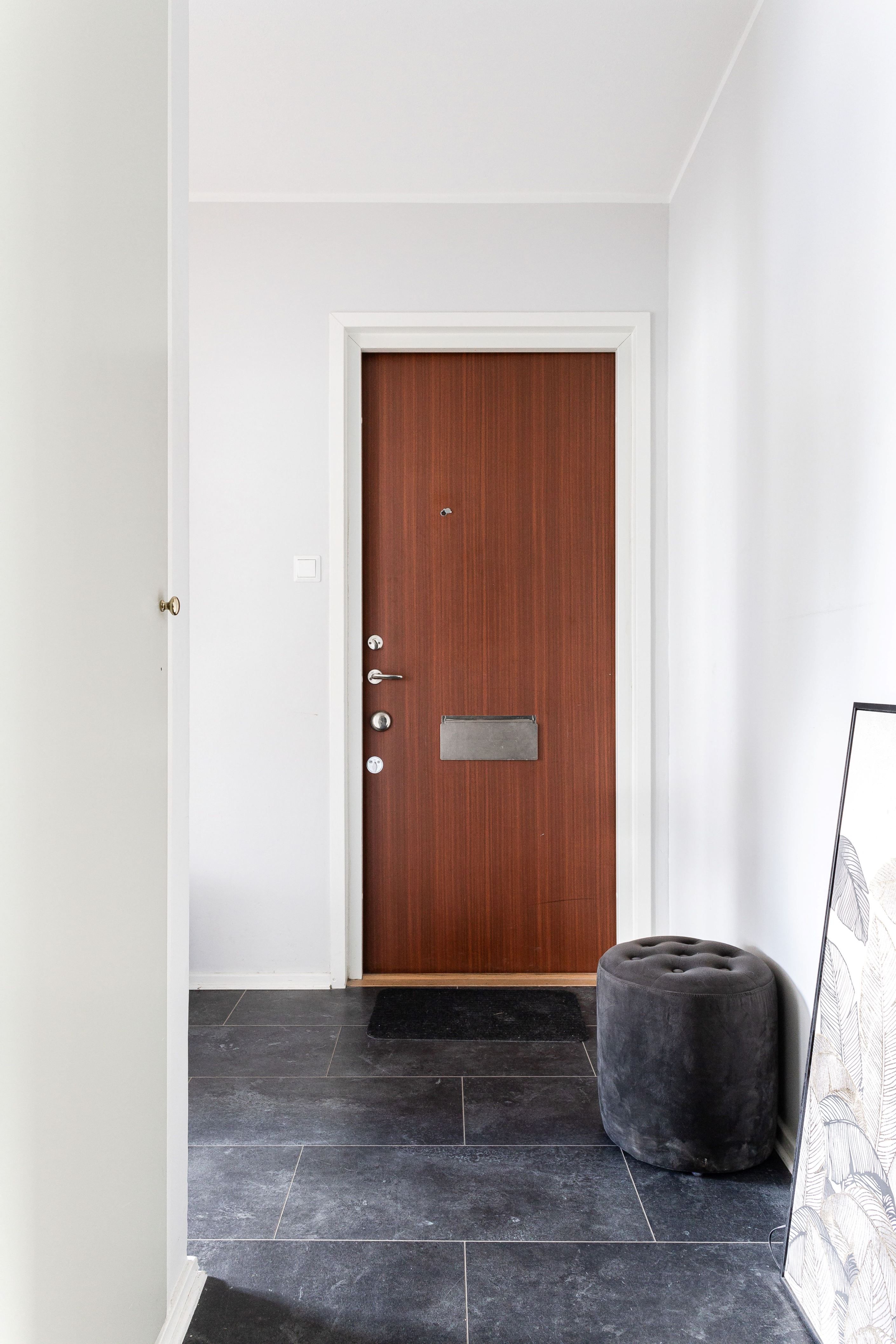 Trevlig hall i vinkel med platsbyggda garderober.