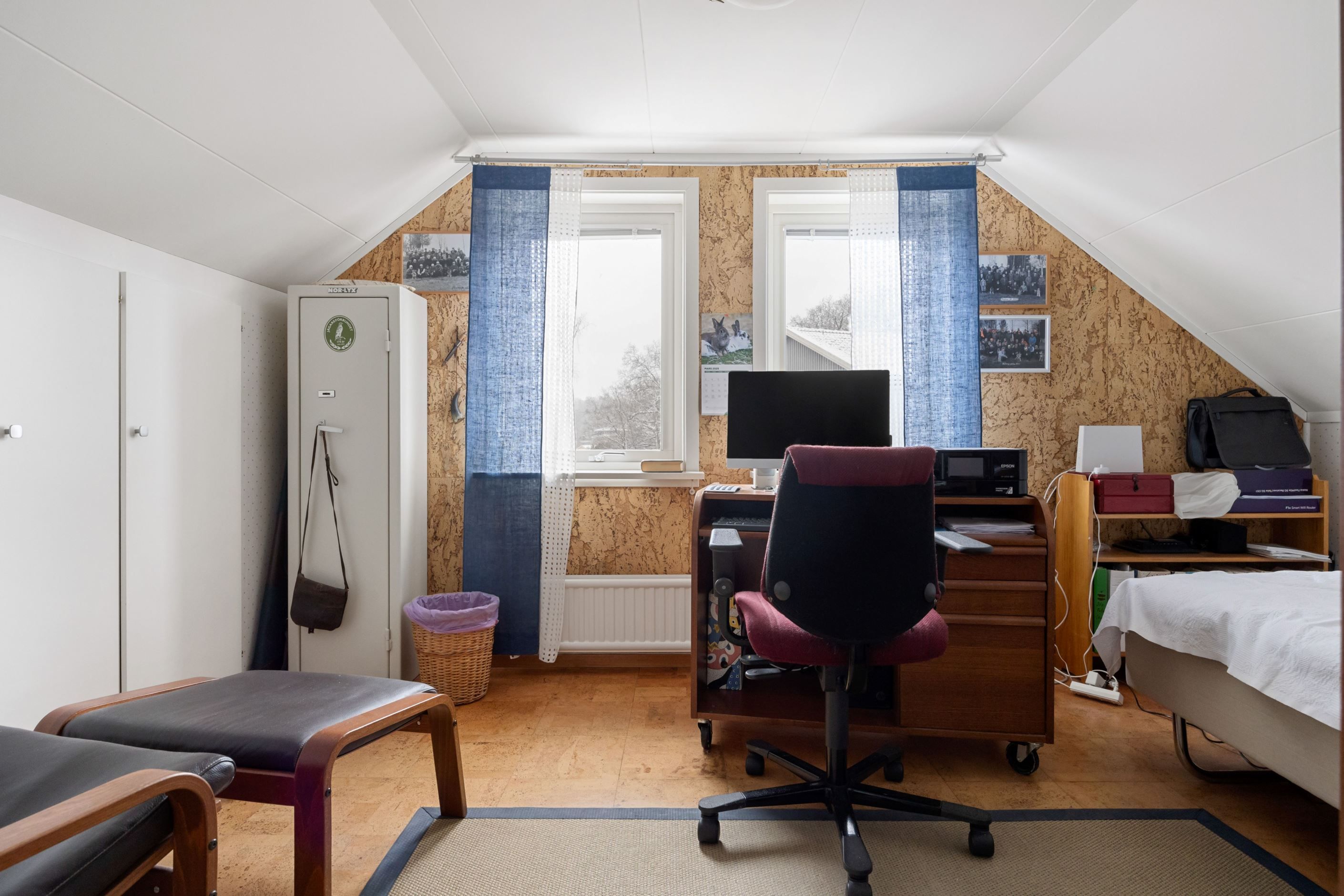 Sovrum 2 i övre plan, perfekt som här kontor eller barnrum.