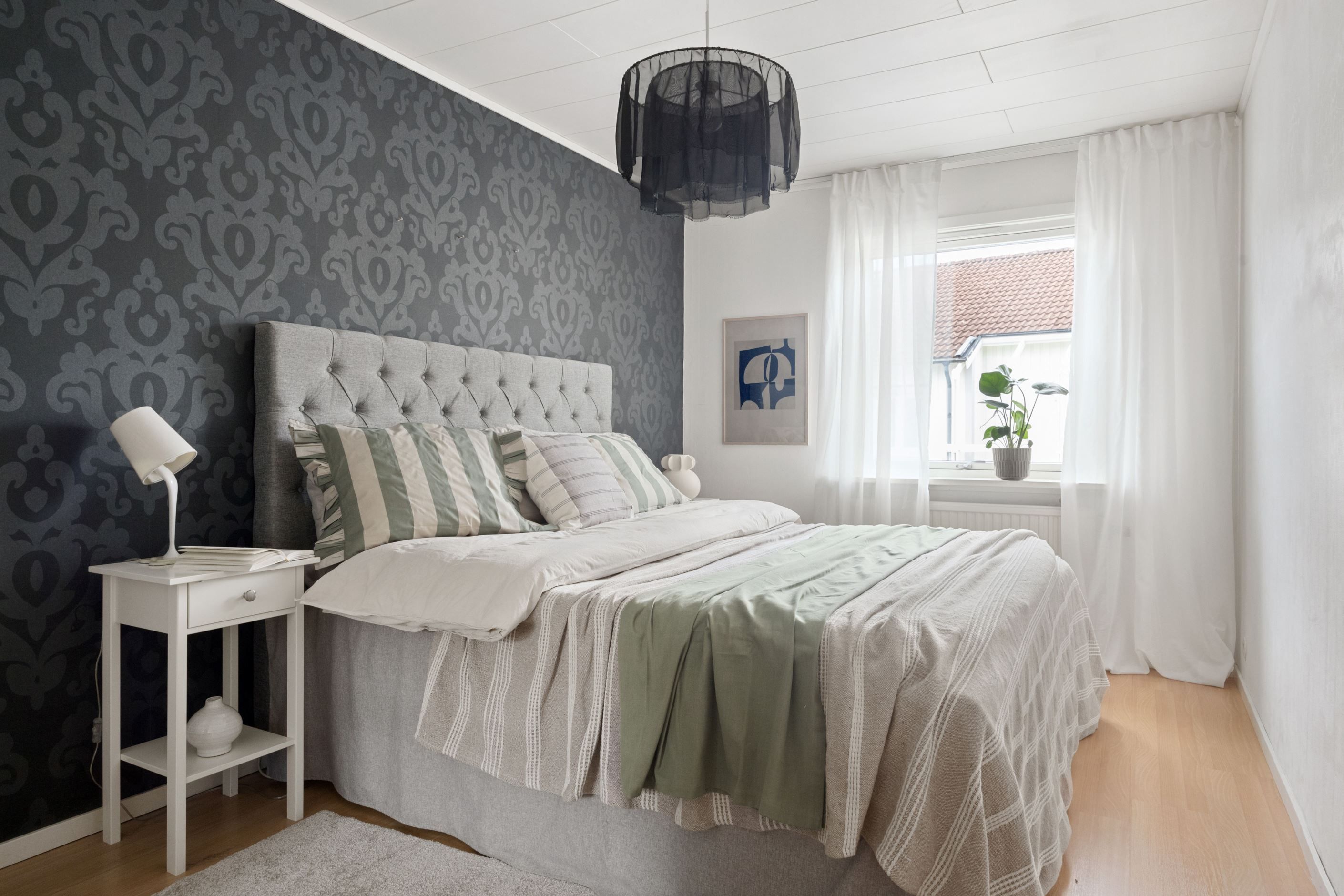 Inbjudande och fint master bedroom.