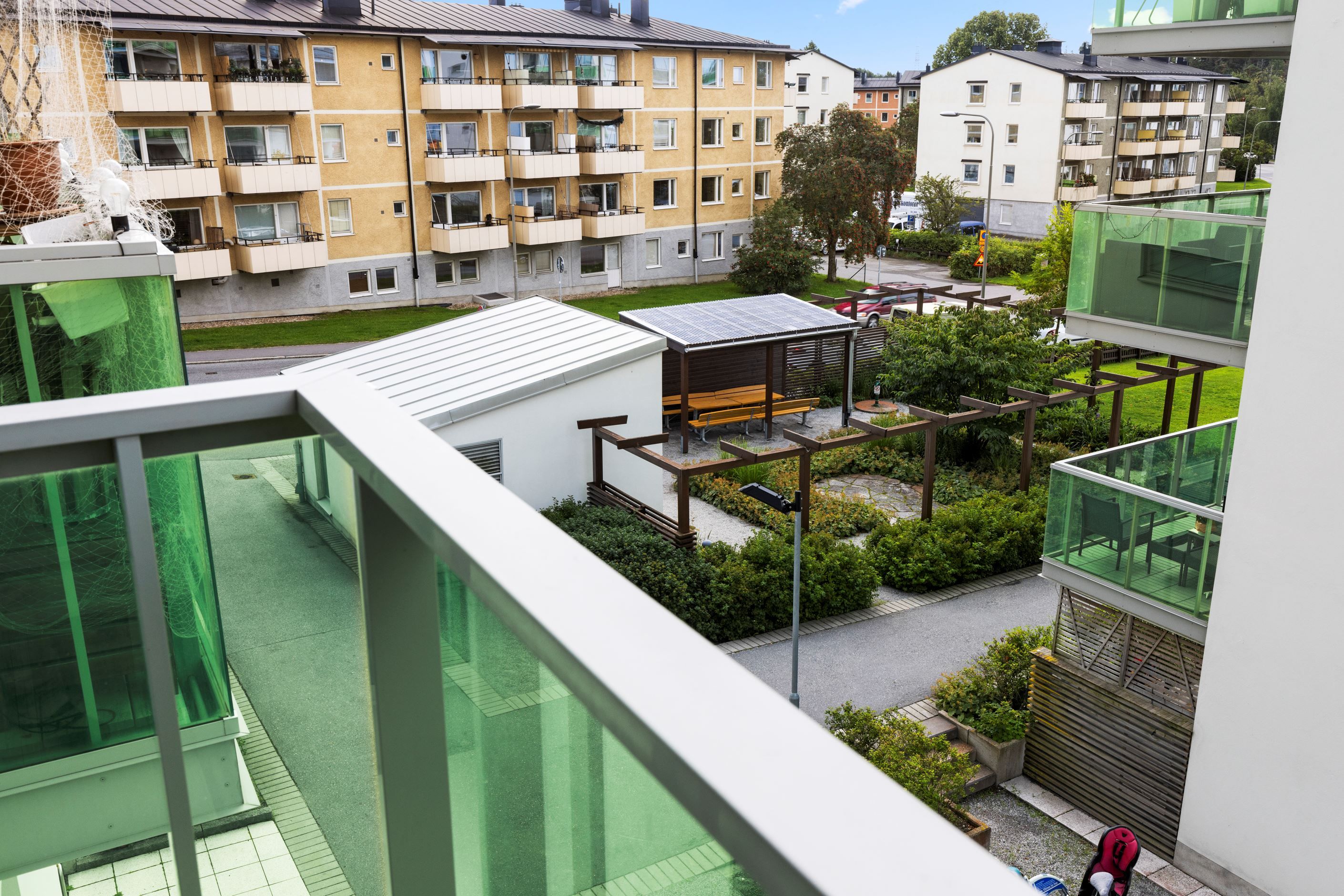 Utsikt från balkong mot innergård