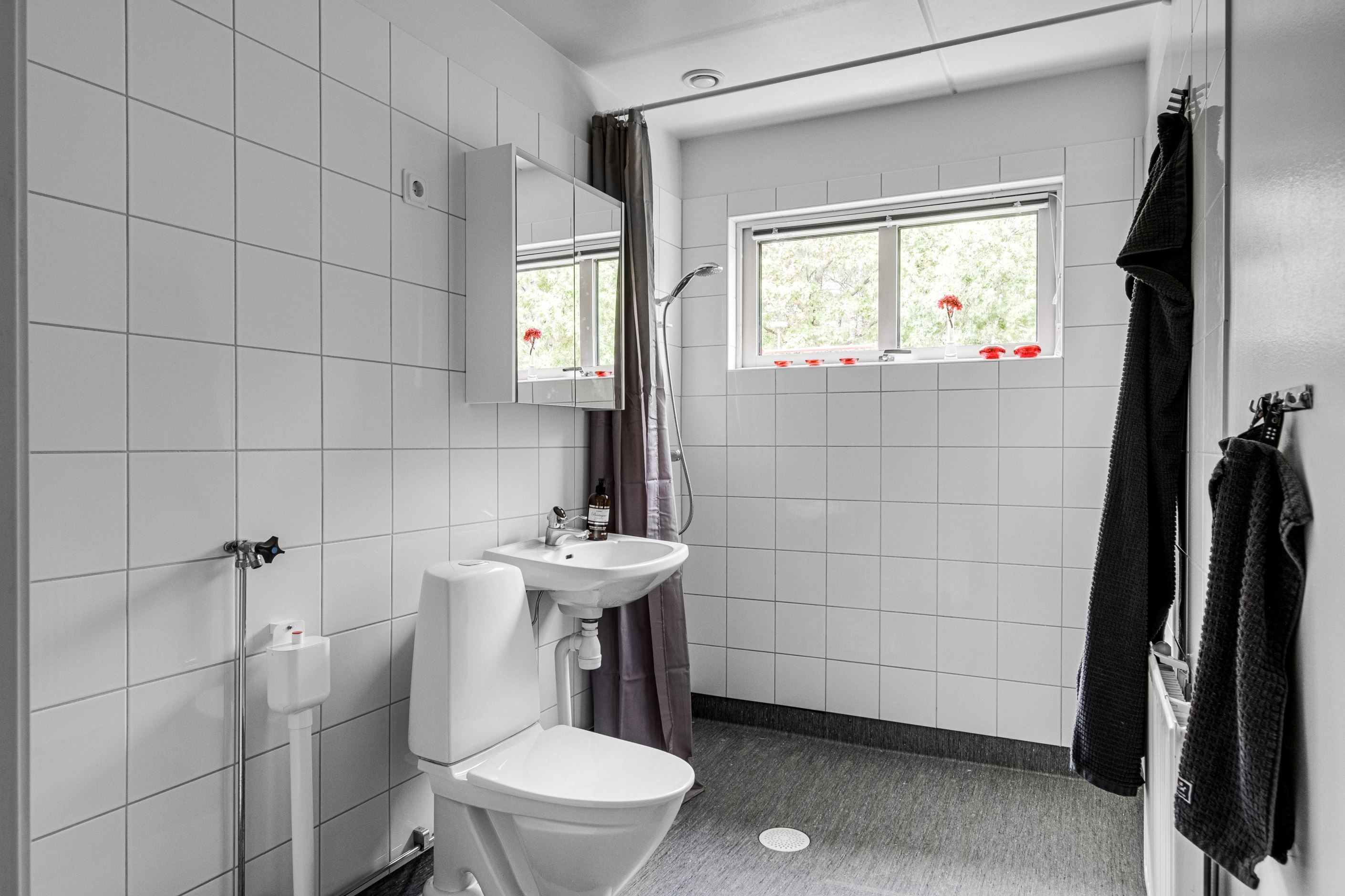 Väggkaklat badrum, förberett för tvättmaskin