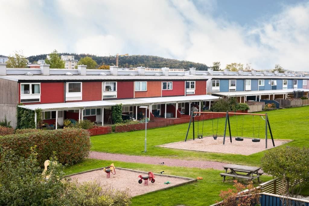 Bra med grönområden samt lekplatser i området