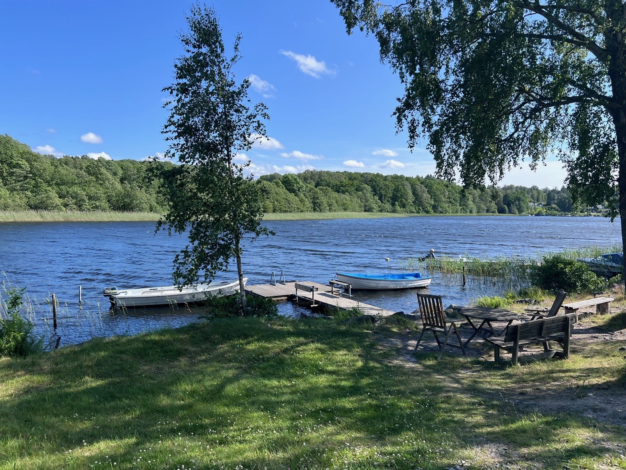 Foto nere vid vattnet som ligger på promenadavstånd från bostaden