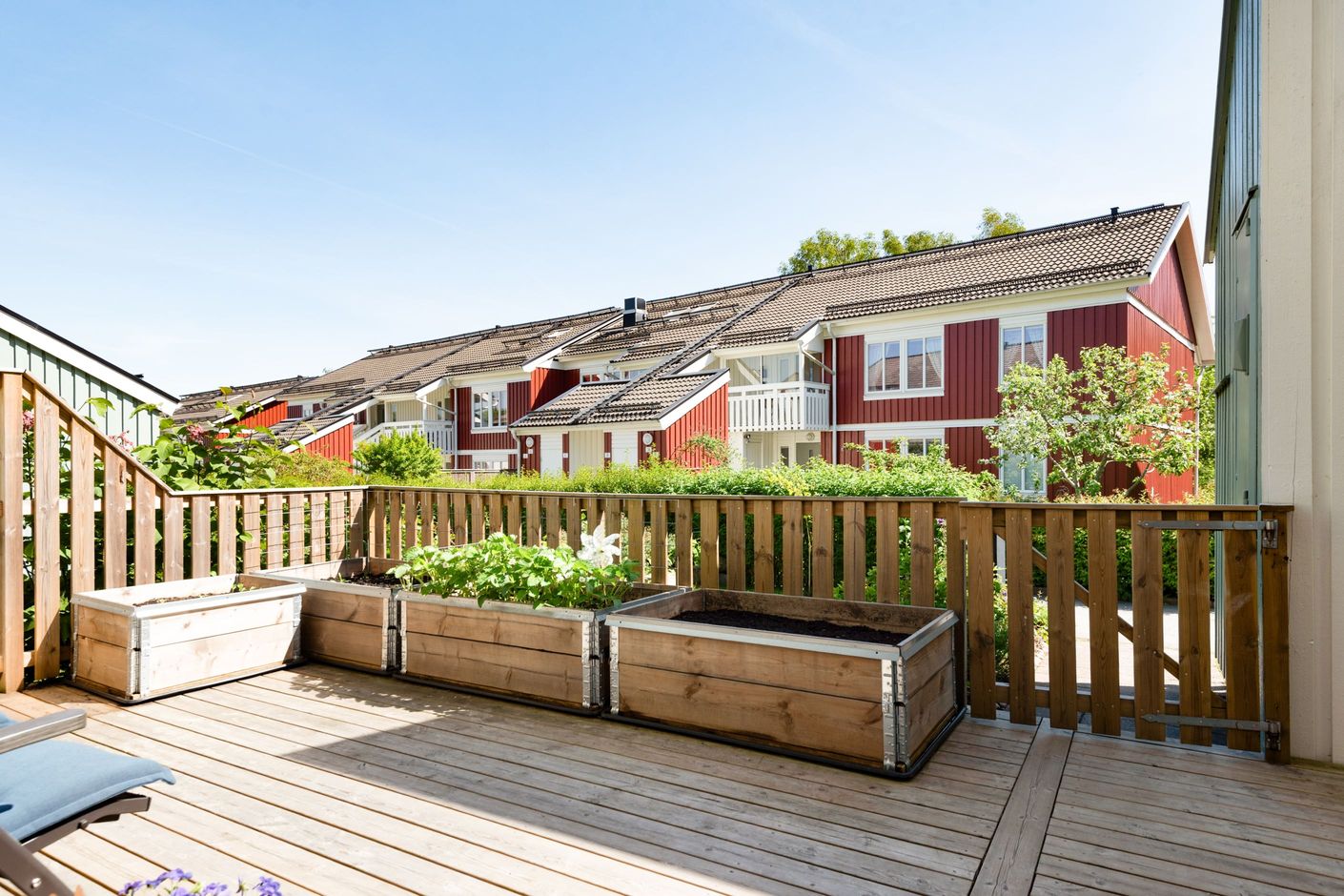 Uteplats på entrésidan