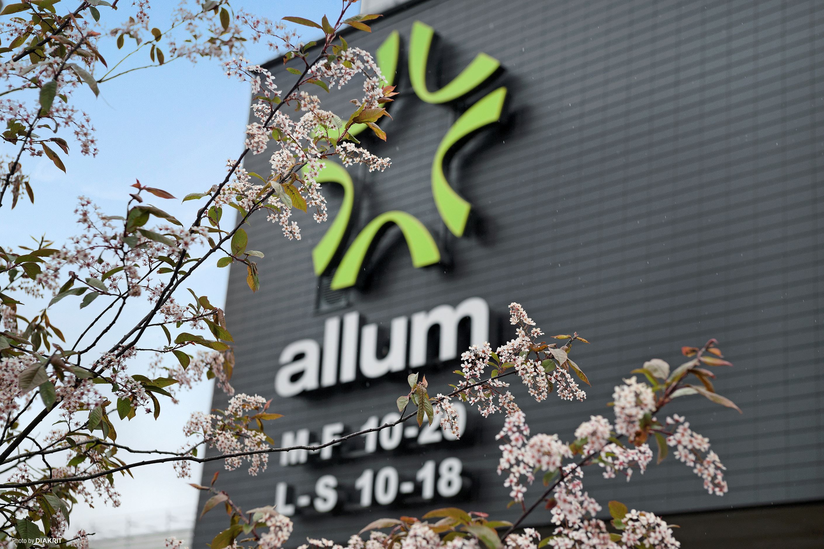 Allum köpcentrum med brett utbud av bl a cafeér, restauranger, affärer och ICA Maxi