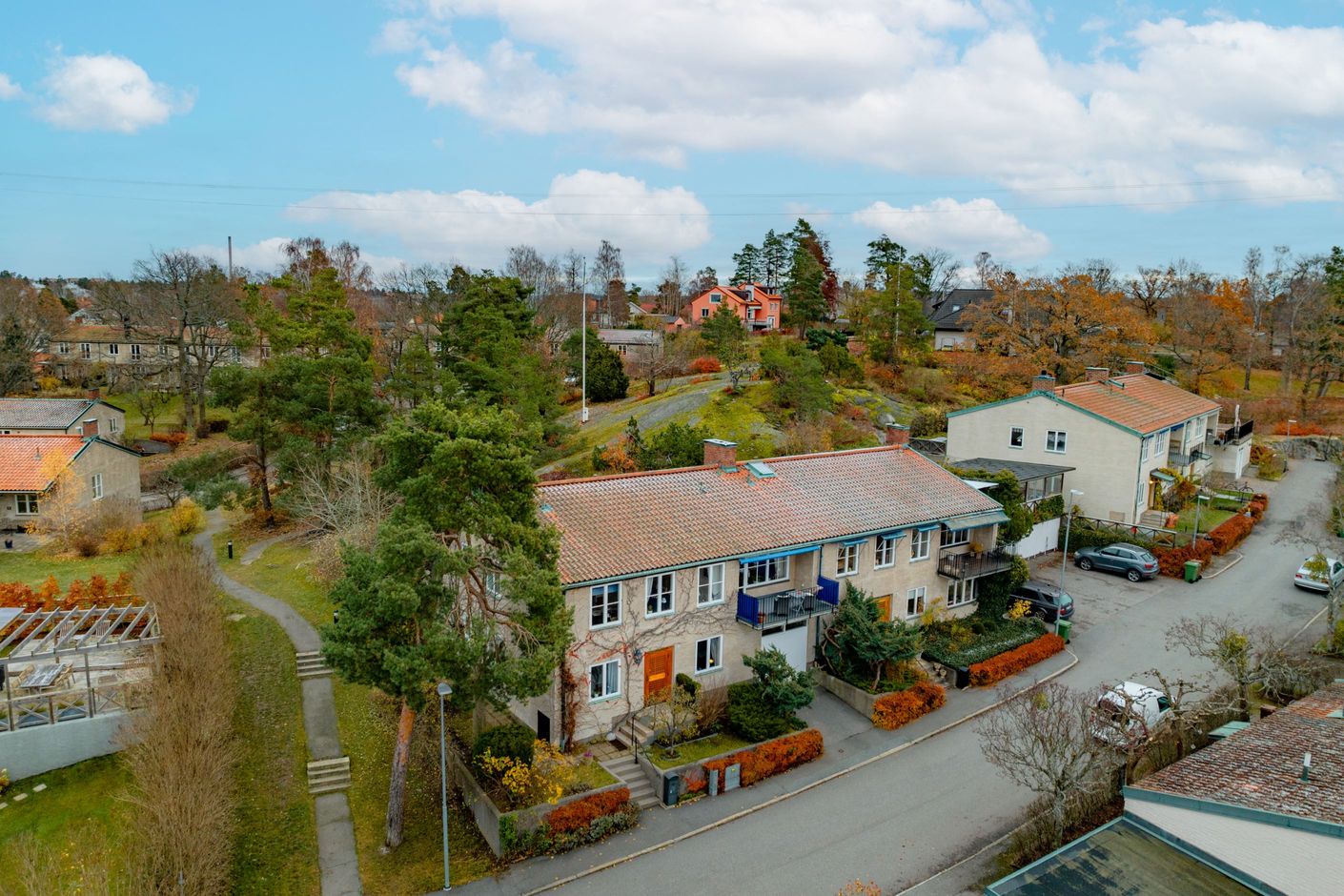 arkitektritad-dr-m-i-m-lna-radhusby-med-milsvid-utsikt-ver-stockholms