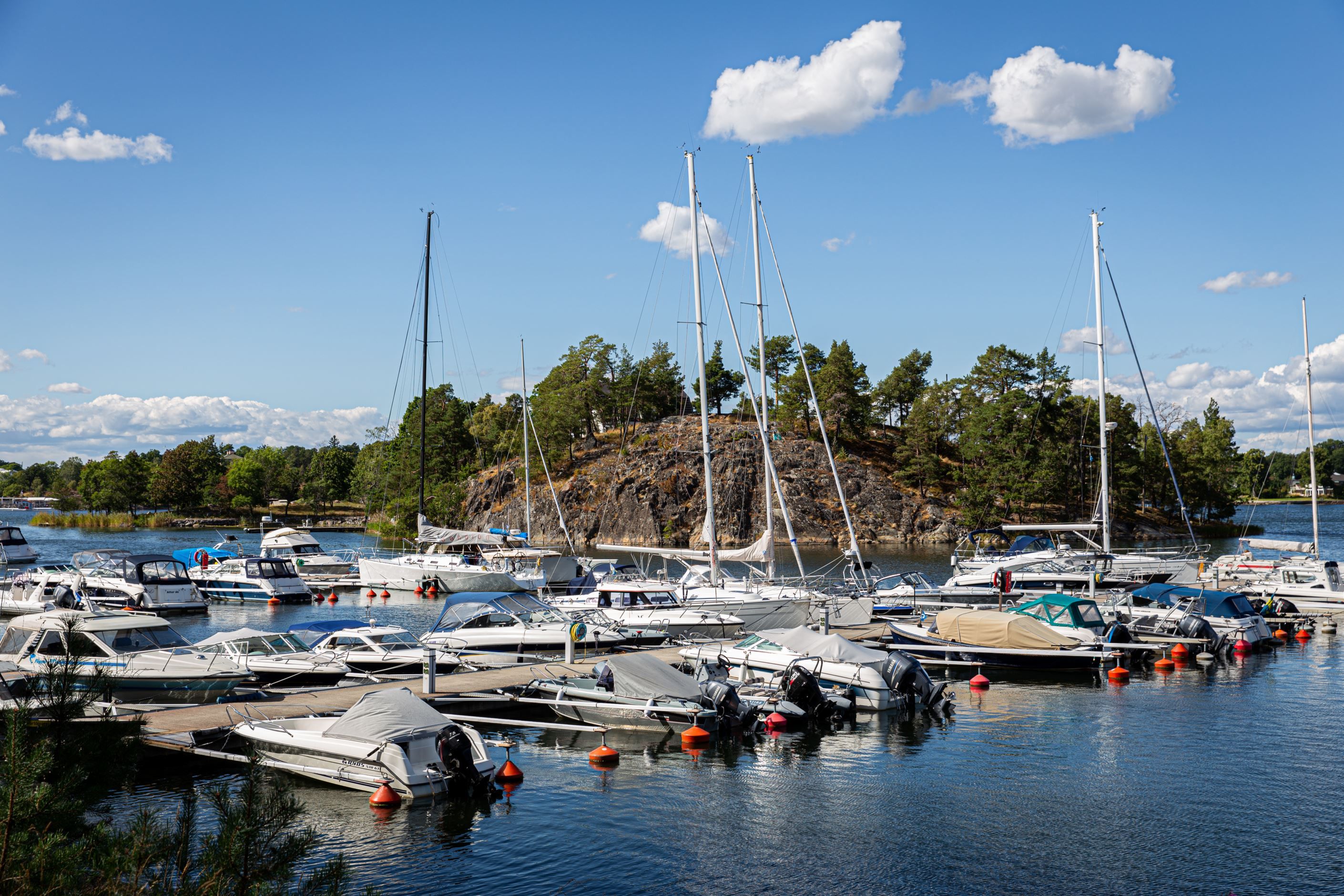 Flera båtklubbar runt om ön