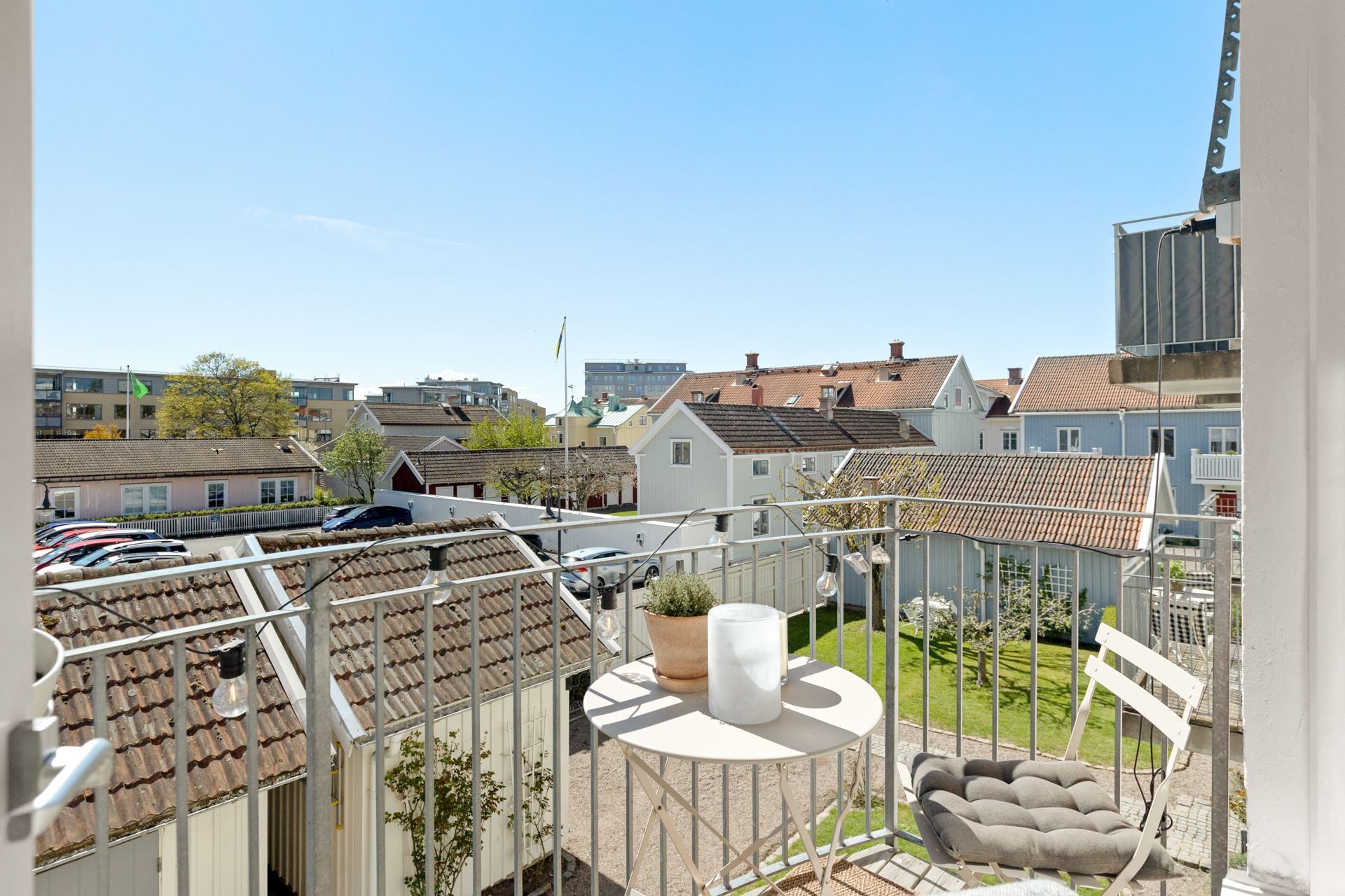 Solig balkong med vy över takåsar