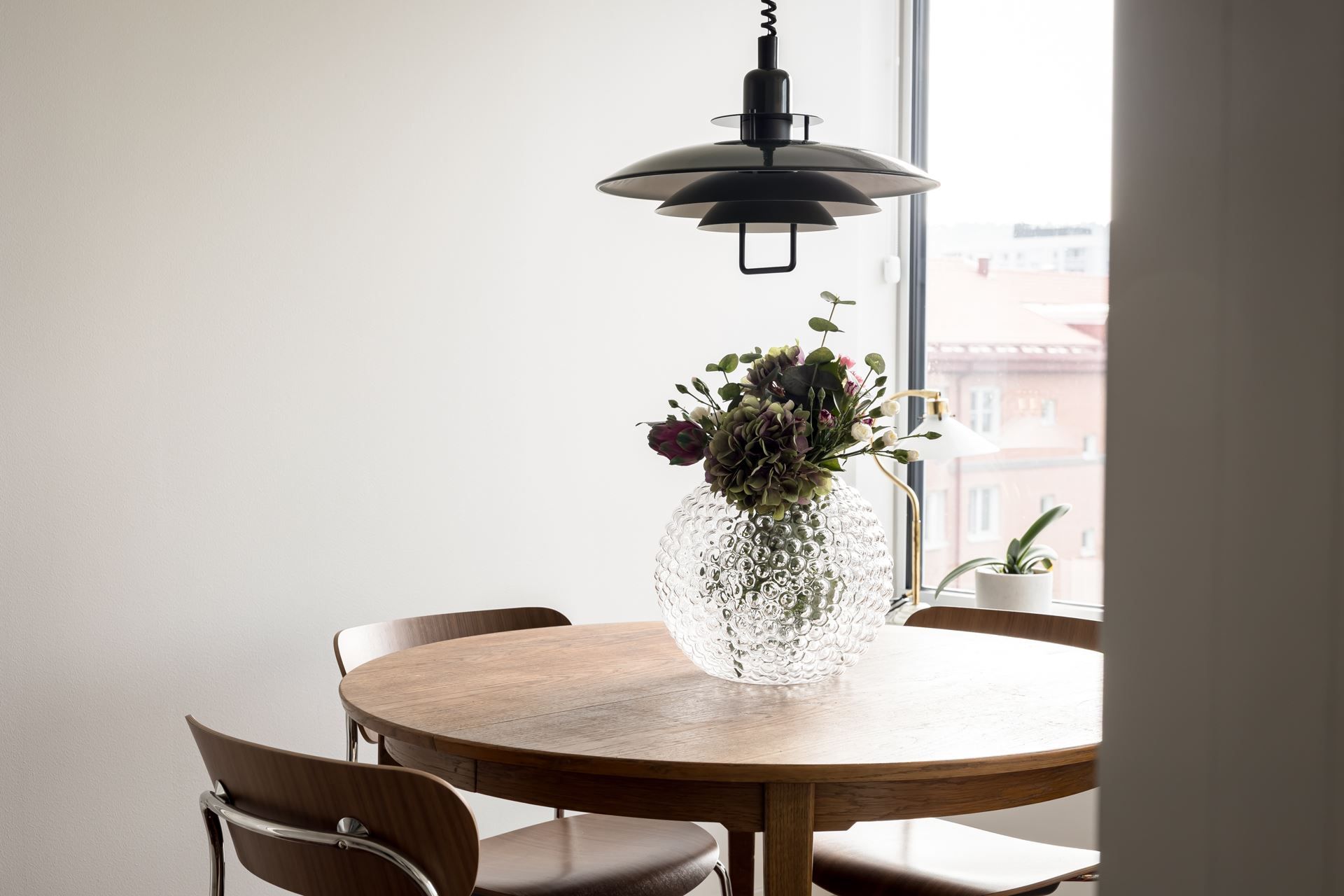 Mysigt inredd matplats invid fönster