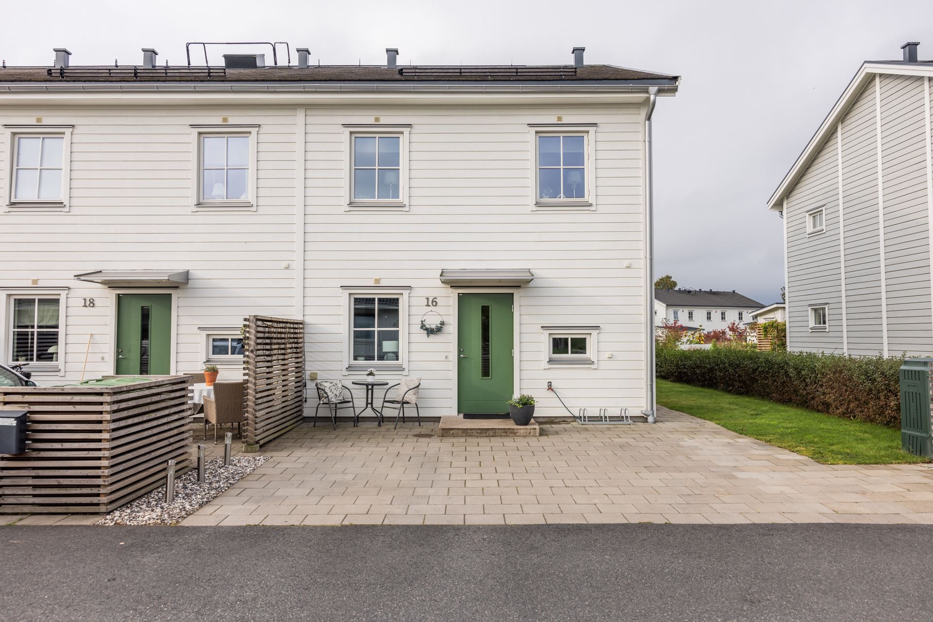 Möjlighet att parkera två bilar. Solceller på taket är miljövänligt och ekonomiskt smart val!