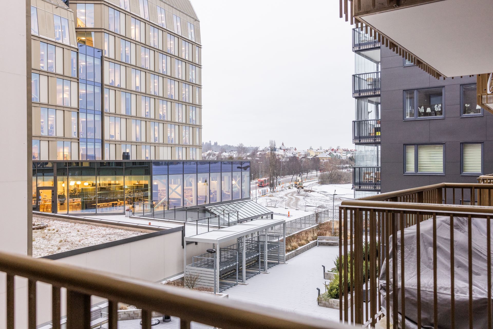 Utanför entrén mot innergården