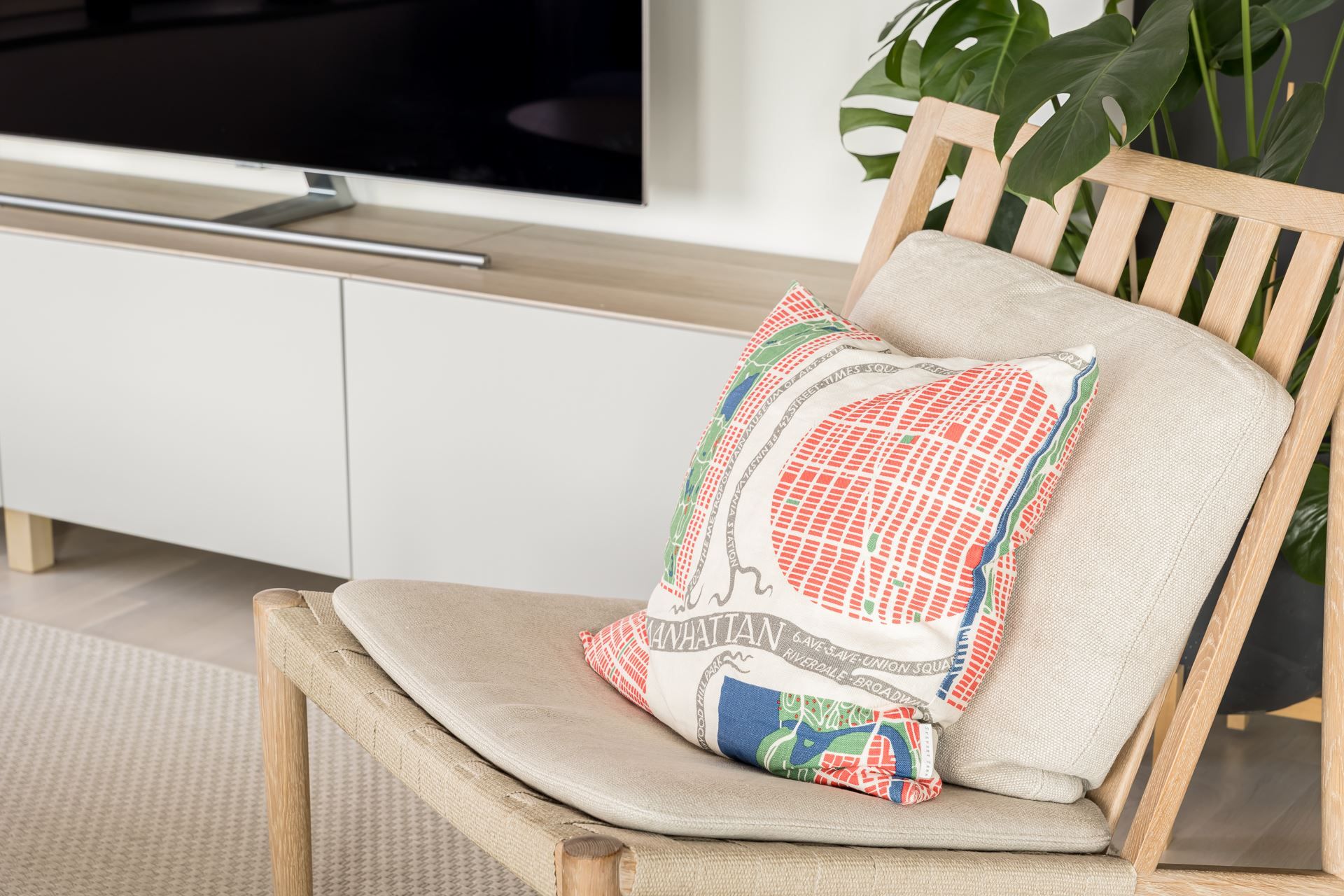 Vardagsrum med naturlig tv-hörna