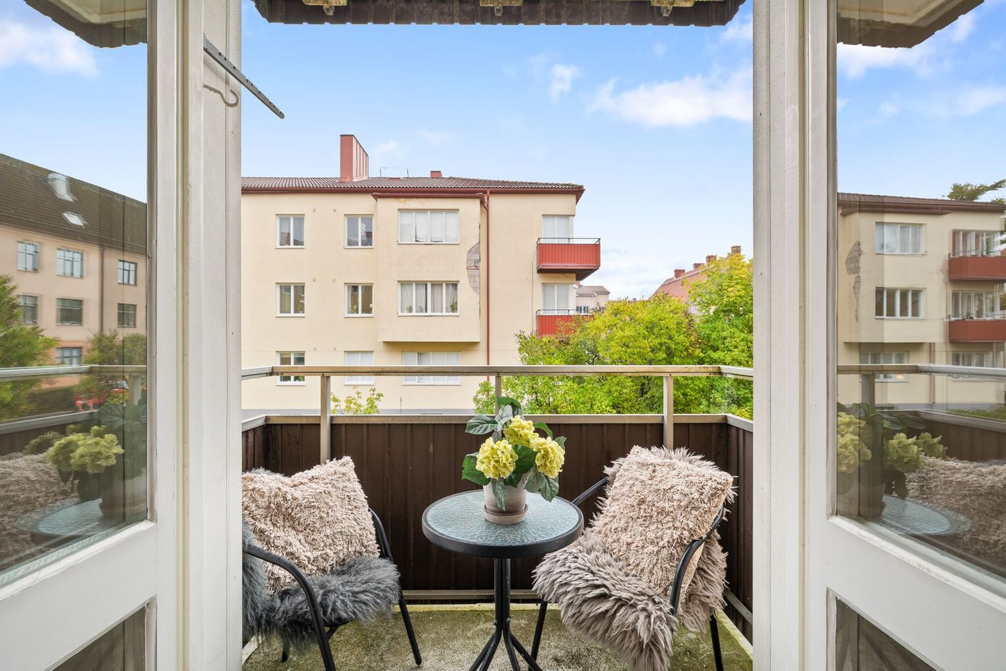 Gemensam balkong en trapp ned