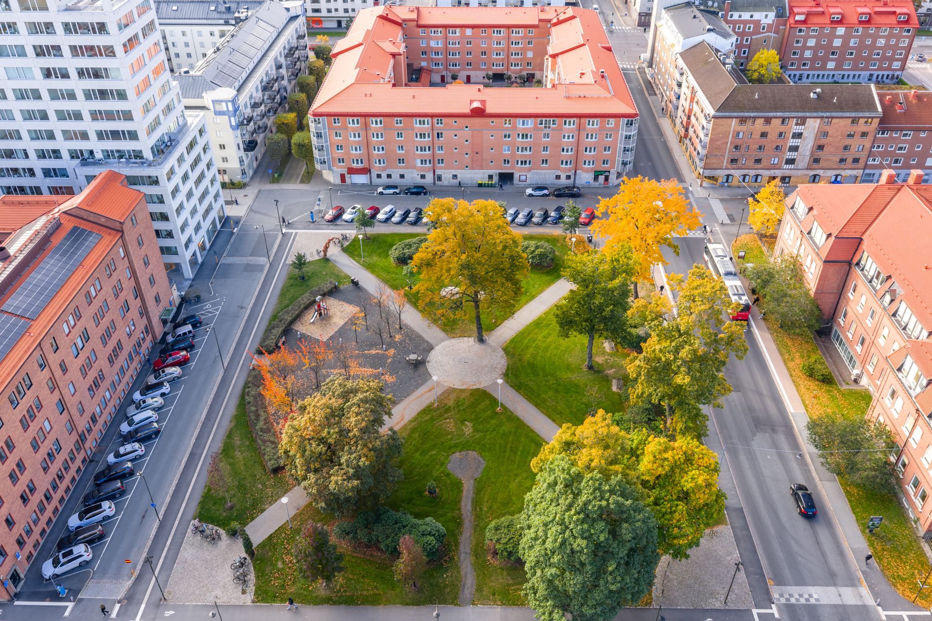 Parken utanför fastigheten