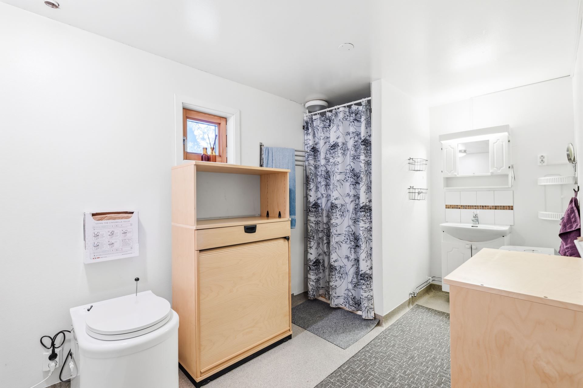 Badrum med dusch och förbränningstoalett