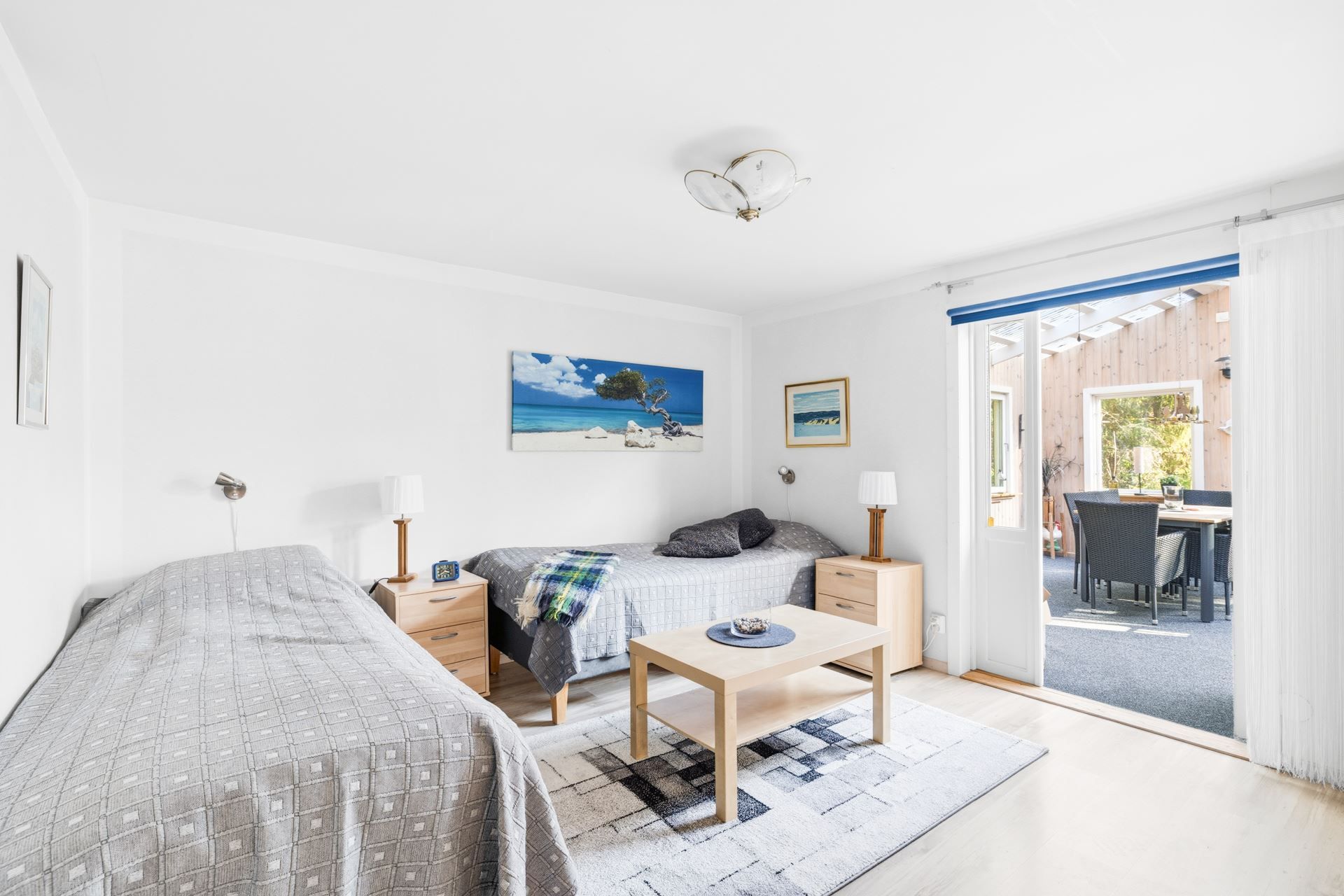 Stort rum med utgång till uterummet