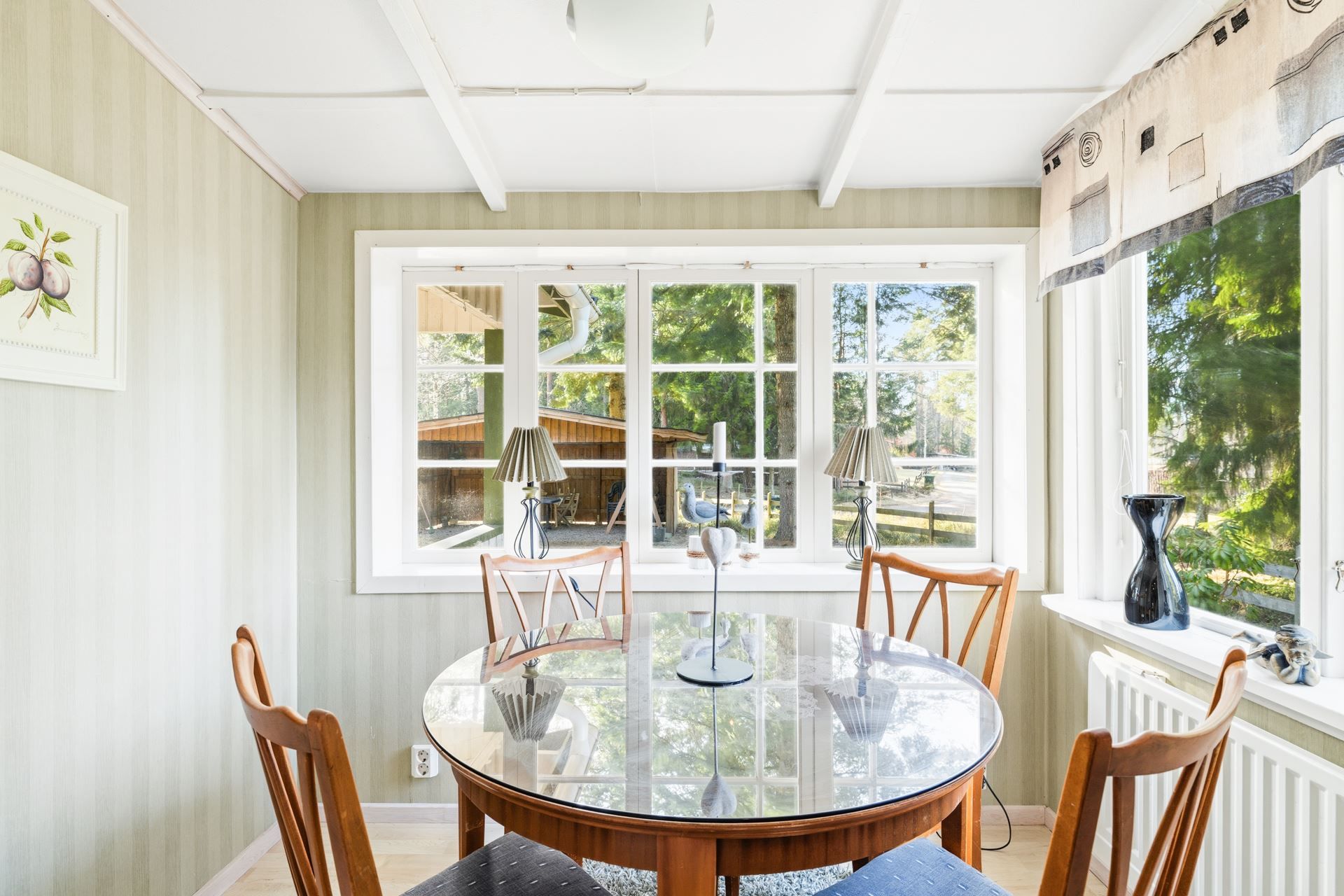 Trevlig matplats med fint ljusinsläpp!