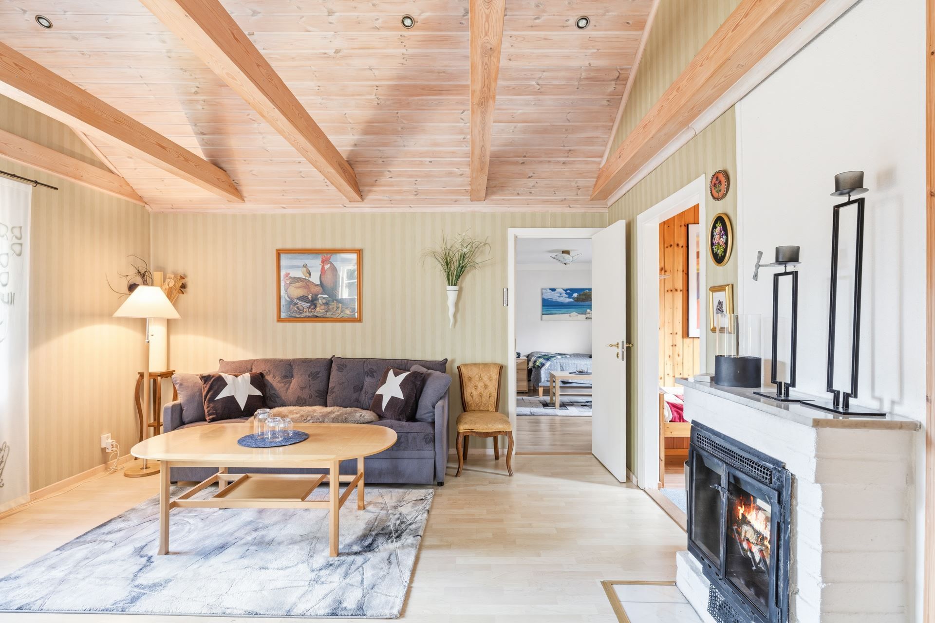 Eldstad med insats som både höjer mysfaktorn och ger skön värme.