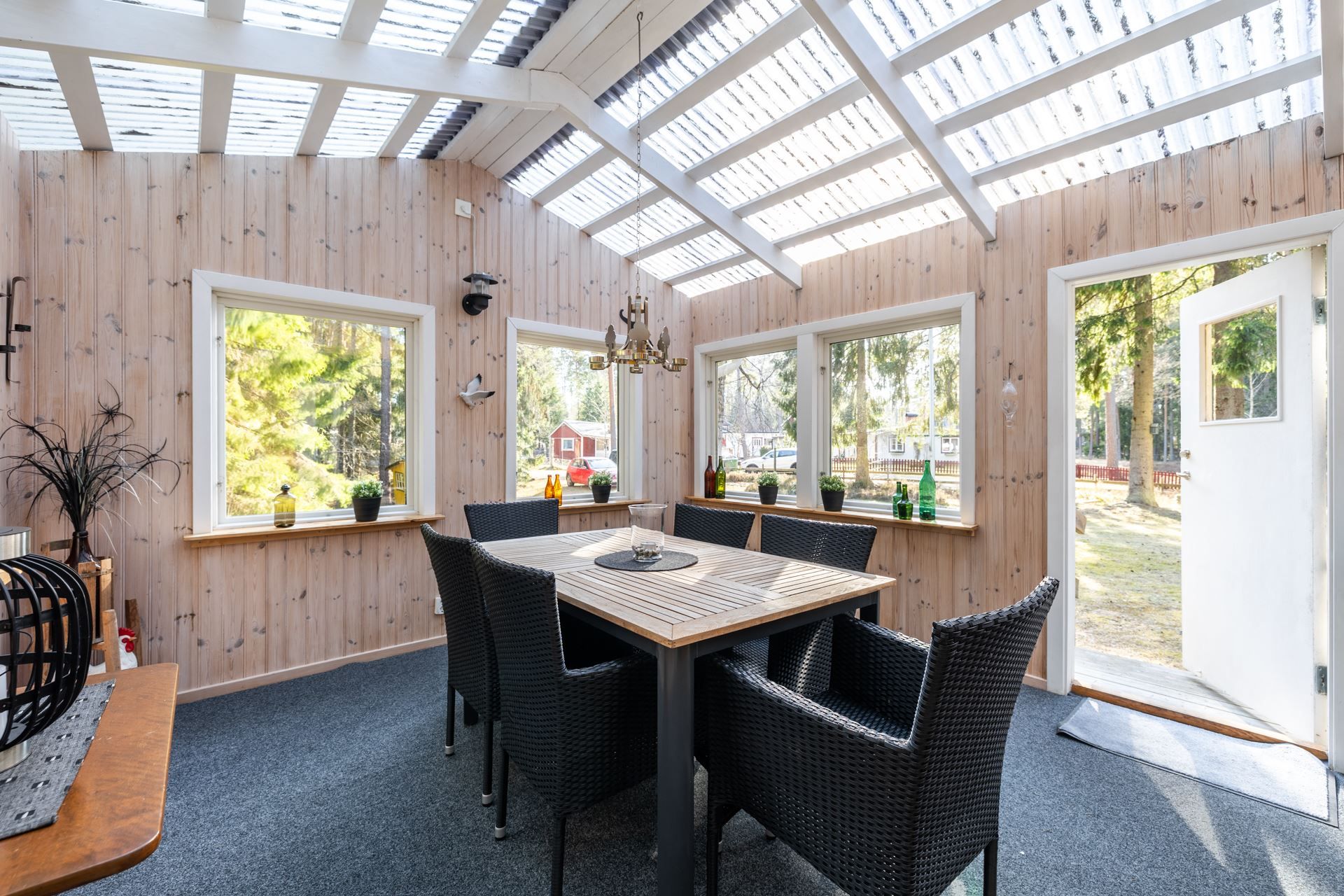 Uterum med en dörr ut till trädgården