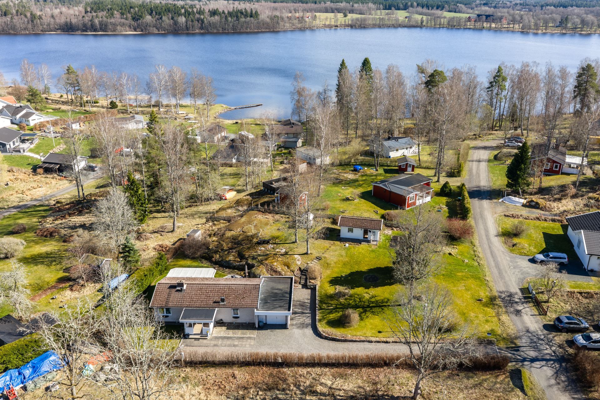 Några minuters promenad ner till sjön.