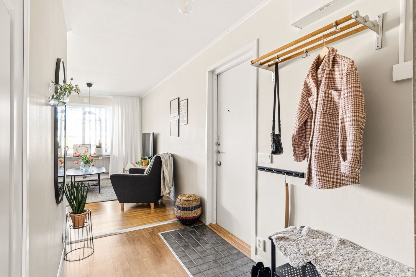 Entré med plats för avhängning av kläder och skor
