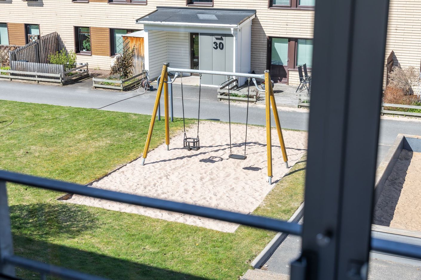Lekplats precis utanför bostaden